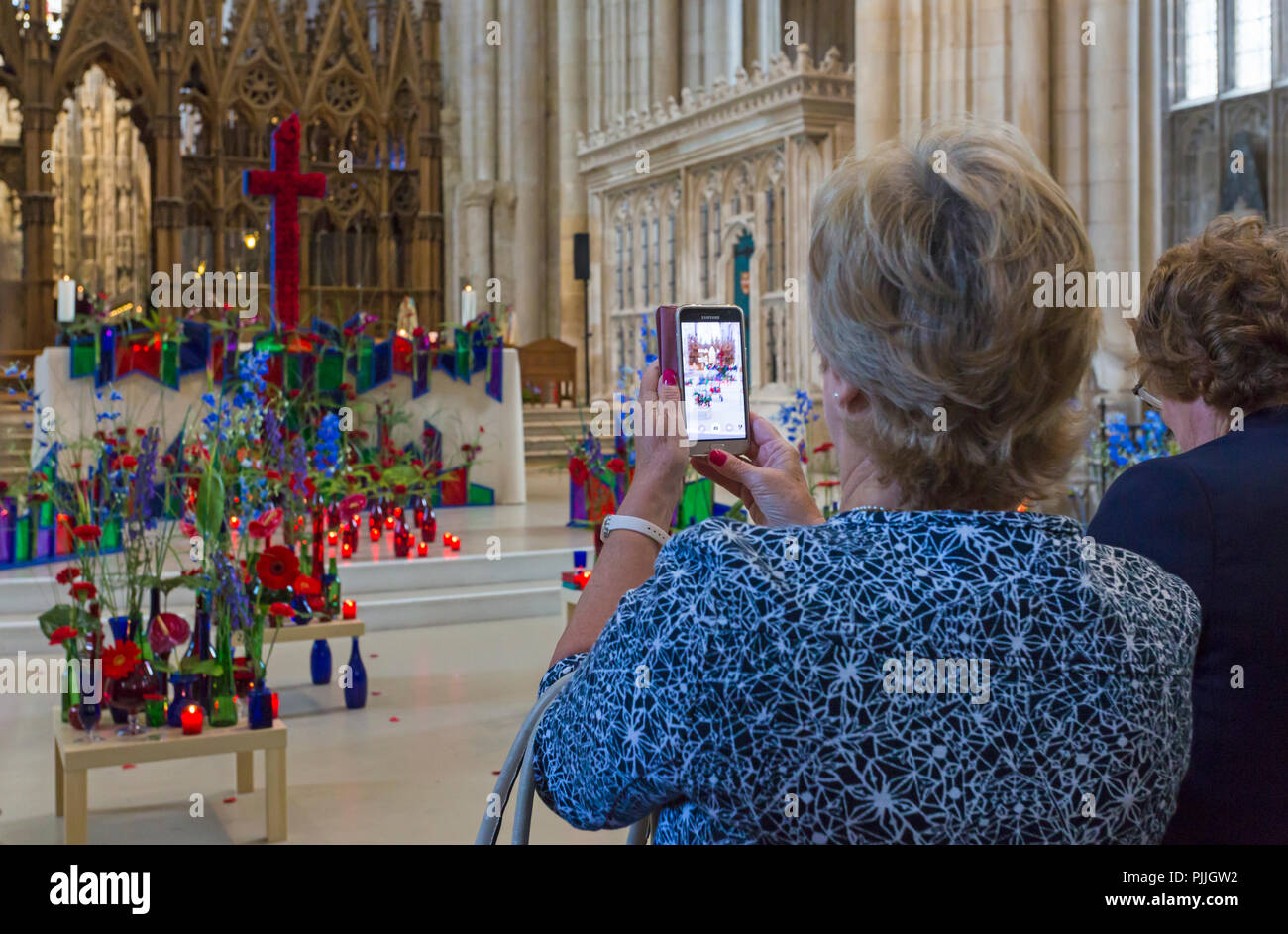 Winchester, Hampshire, UK. 7. Sep 2018. Tausende besuchen Beleuchtung Fest der Blumen vom 5. bis 9. September über 50.000 Blumen und 400 verschiedene Variationen von Blumen und Blätter in der Kathedrale von Winchester - der Duft und Farbe erinnert an die Sinne als Besucher Runde wandern zu sehen. Eine beeindruckende Auswahl an Blumenarrangements, der prächtige Winchester Bibel, das größte und beste Überlebende des 12. Jahrhunderts englische Bibel inspiriert. Credit: Carolyn Jenkins/Alamy leben Nachrichten Stockfoto