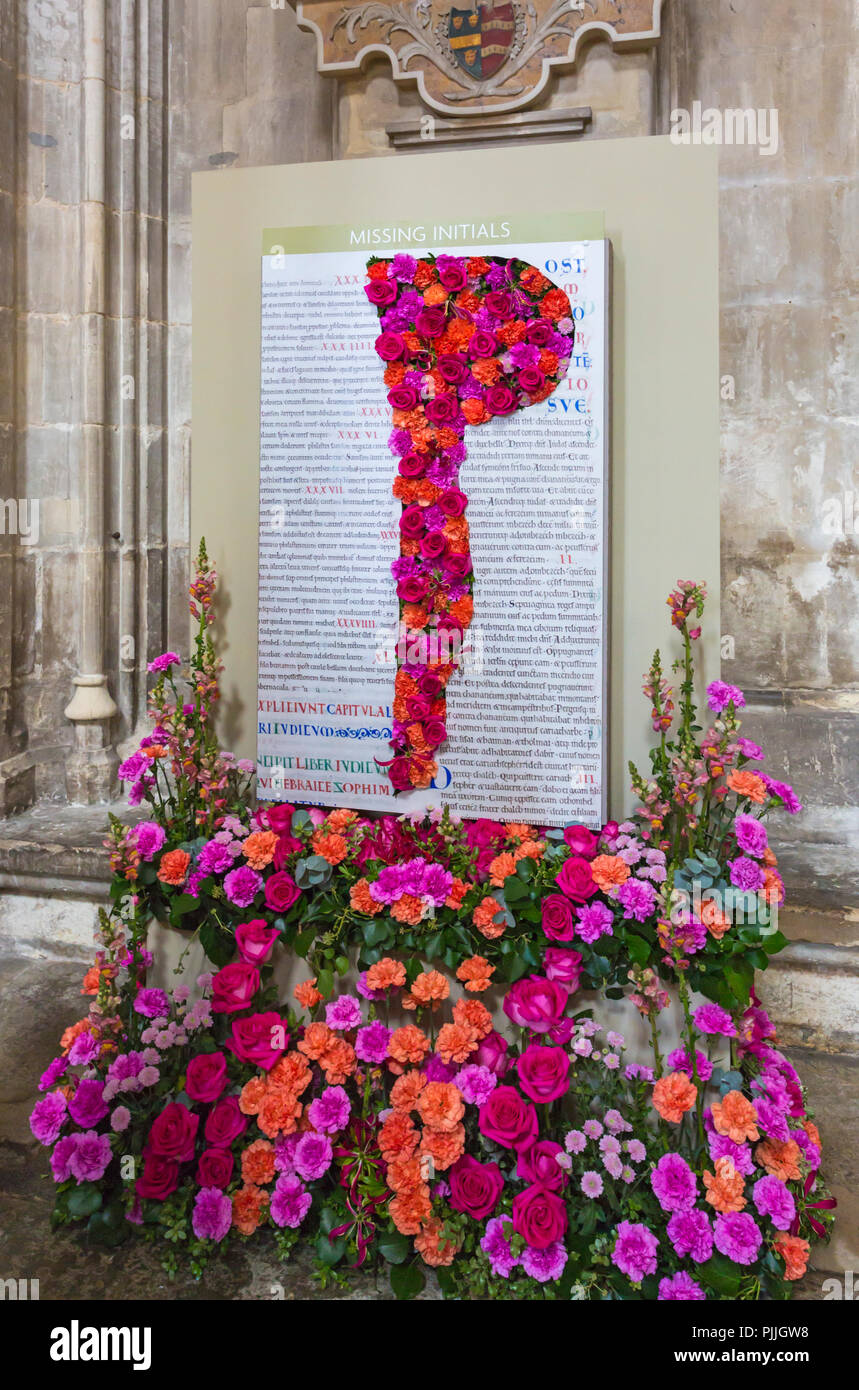 Winchester, Hampshire, UK. 7. Sep 2018. Tausende besuchen Beleuchtung Fest der Blumen vom 5. bis 9. September über 50.000 Blumen und 400 verschiedene Variationen von Blumen und Blätter in der Kathedrale von Winchester - der Duft und Farbe erinnert an die Sinne als Besucher Runde wandern zu sehen. Eine beeindruckende Auswahl an Blumenarrangements, der prächtige Winchester Bibel, das größte und beste Überlebende des 12. Jahrhunderts englische Bibel inspiriert. Credit: Carolyn Jenkins/Alamy leben Nachrichten Stockfoto