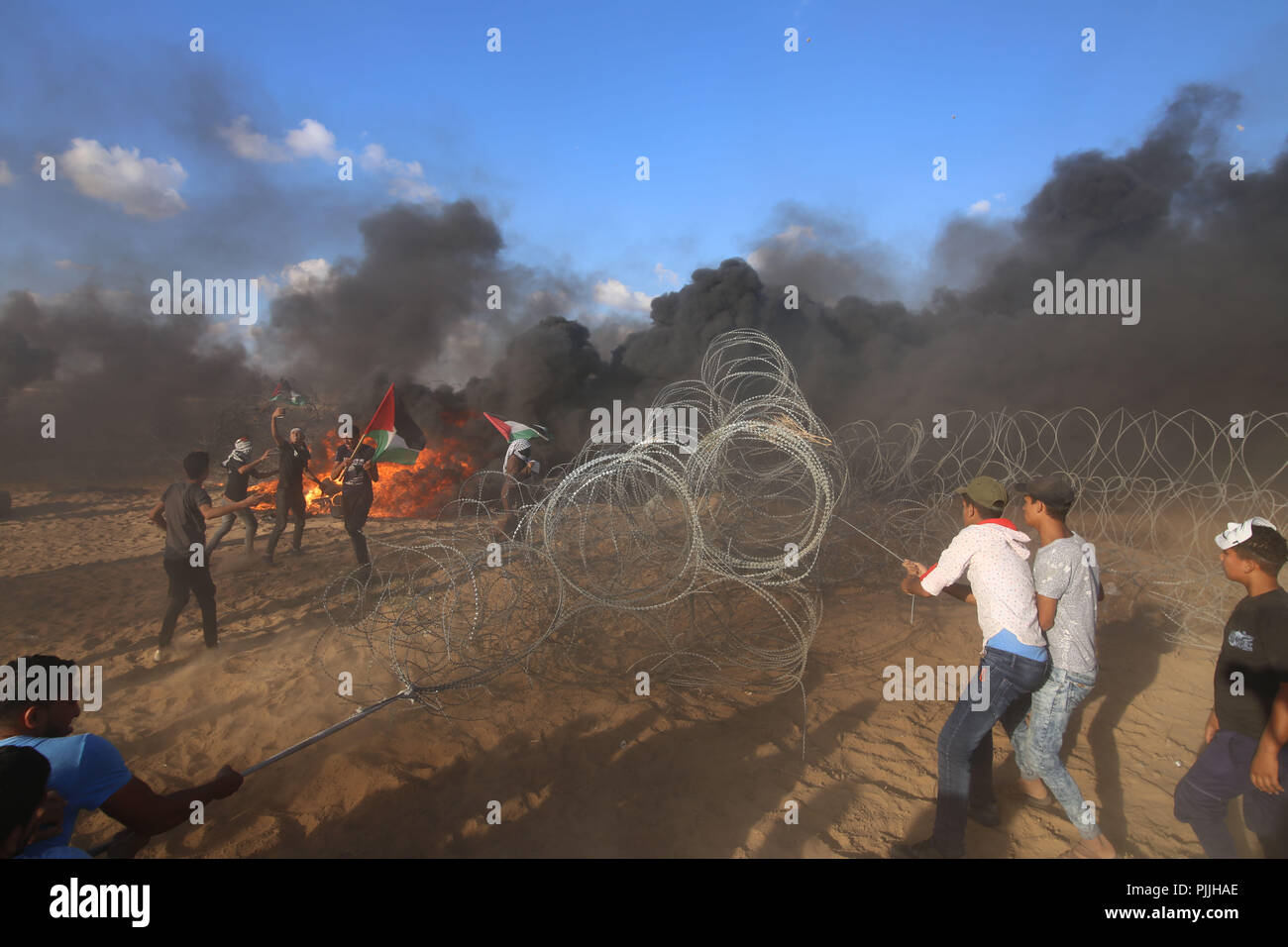 In Gaza. 7. Sep 2018. Palästinensische Demonstranten versuchen auf einem Abschnitt des Zauns bei Auseinandersetzungen auf der Gaza-Israel Grenze, östlich der südlichen Gazastreifen Stadt von Khan Younis, an Sept. 7, 2018 zu ziehen. Credit: Khaled Omar/Xinhua/Alamy leben Nachrichten Stockfoto