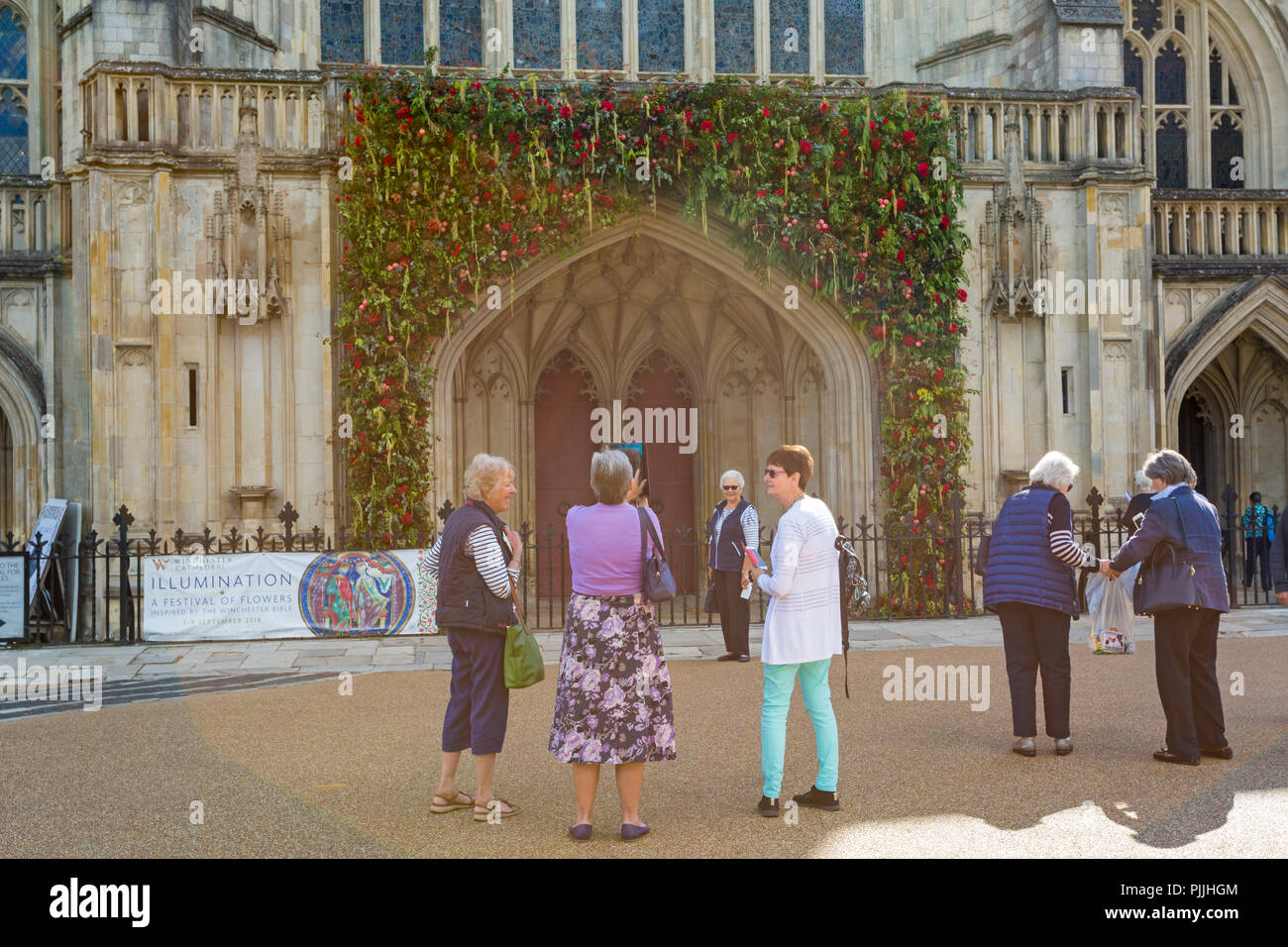Winchester, Hampshire, UK. 7. Sep 2018. Tausende besuchen Beleuchtung Fest der Blumen vom 5. bis 9. September über 50.000 Blumen und 400 verschiedene Variationen von Blumen und Blätter in der Kathedrale von Winchester - der Duft und Farbe erinnert an die Sinne als Besucher Runde wandern zu sehen. Eine beeindruckende Auswahl an Blumenarrangements, der prächtige Winchester Bibel, das größte und beste Überlebende des 12. Jahrhunderts englische Bibel inspiriert. Credit: Carolyn Jenkins/Alamy leben Nachrichten Stockfoto