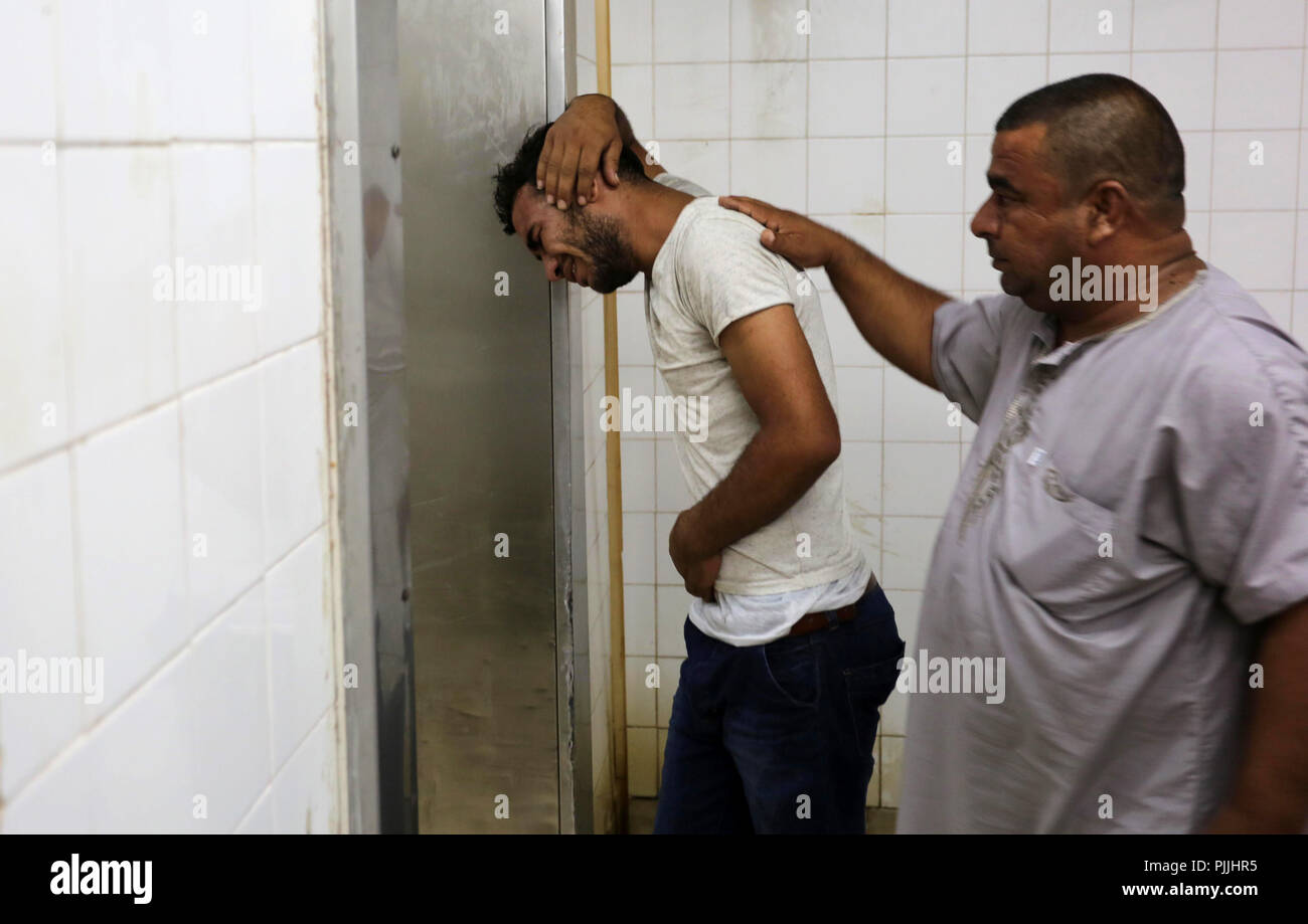 Rafah, Gaza, palästinensischen Gebiet. 7. Sep 2018. Verwandte von palästinensischen Jugendlichen Belal Khafaja, die durch die israelischen Streitkräfte bei Zusammenstößen in Zelten Protest an der Israel-Gaza Grenze getötet wurde, trauern in einem Krankenhaus in Rafah im südlichen Gazastreifen am 7. September 2018 Credit: Ashraf Amra/APA-Images/ZUMA Draht/Alamy leben Nachrichten Stockfoto