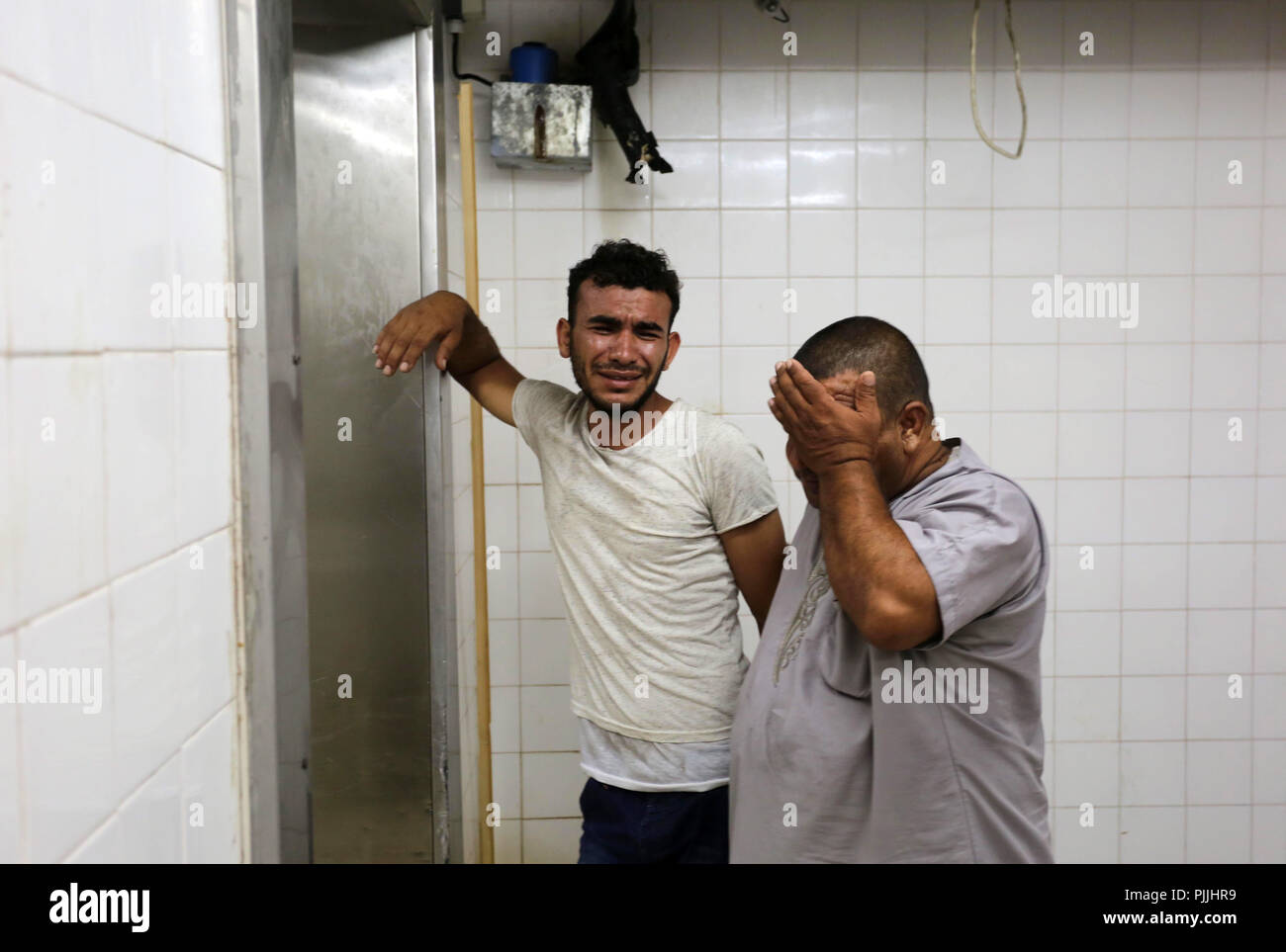 Rafah, Gaza, palästinensischen Gebiet. 7. Sep 2018. Verwandte von palästinensischen Jugendlichen Belal Khafaja, die durch die israelischen Streitkräfte bei Zusammenstößen in Zelten Protest an der Israel-Gaza Grenze getötet wurde, trauern in einem Krankenhaus in Rafah im südlichen Gazastreifen am 7. September 2018 Credit: Ashraf Amra/APA-Images/ZUMA Draht/Alamy leben Nachrichten Stockfoto