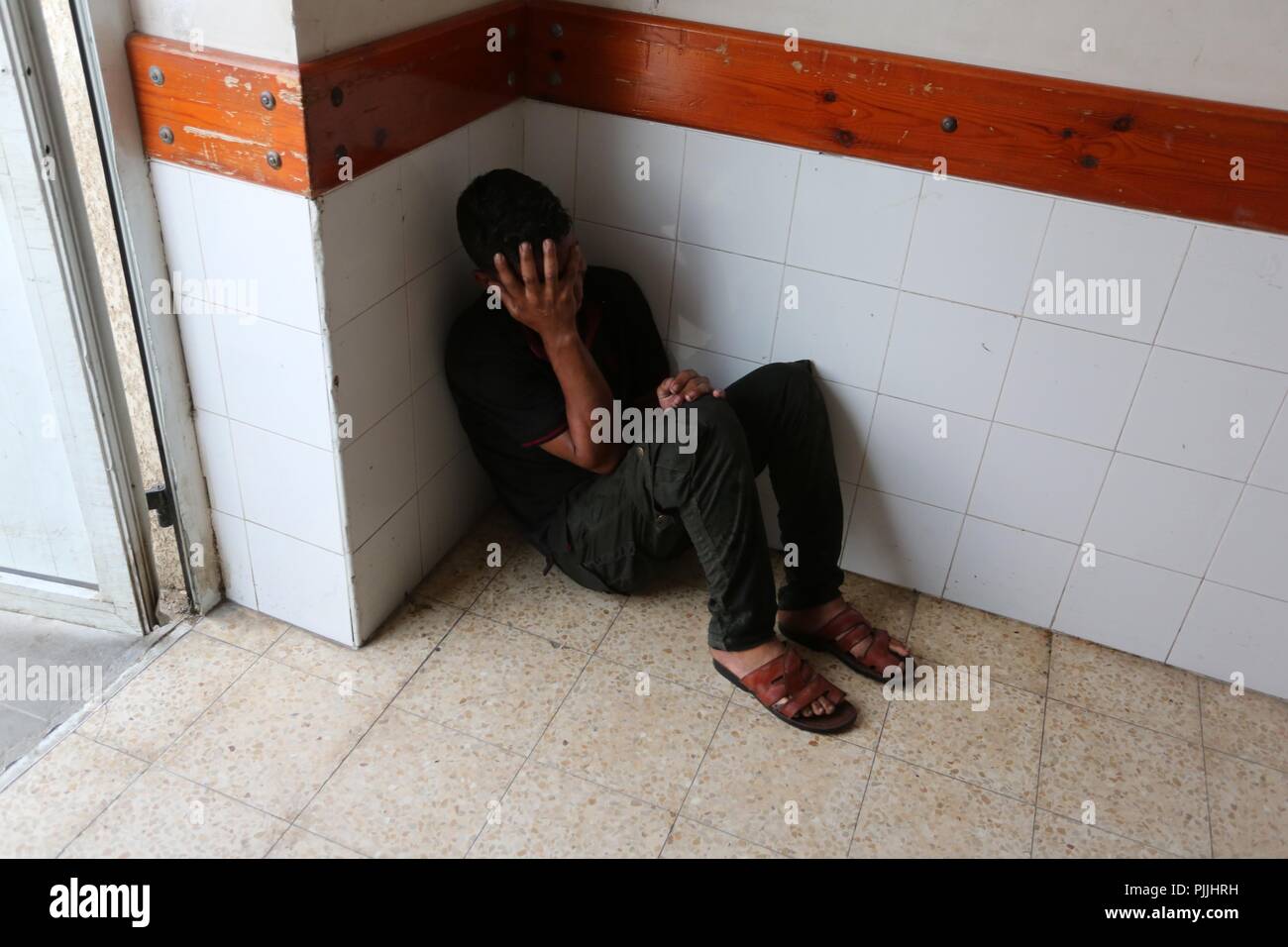 Rafah, Gaza, palästinensischen Gebiet. 7. Sep 2018. Ein Verwandter von palästinensischen Jugendlichen Belal Khafaja, die durch die israelischen Streitkräfte bei Zusammenstößen in Zelten Protest an der Israel-Gaza Grenze getötet wurde, beklagt in einem Krankenhaus in Rafah im südlichen Gazastreifen am 7. September 2018 Credit: Ashraf Amra/APA-Images/ZUMA Draht/Alamy leben Nachrichten Stockfoto