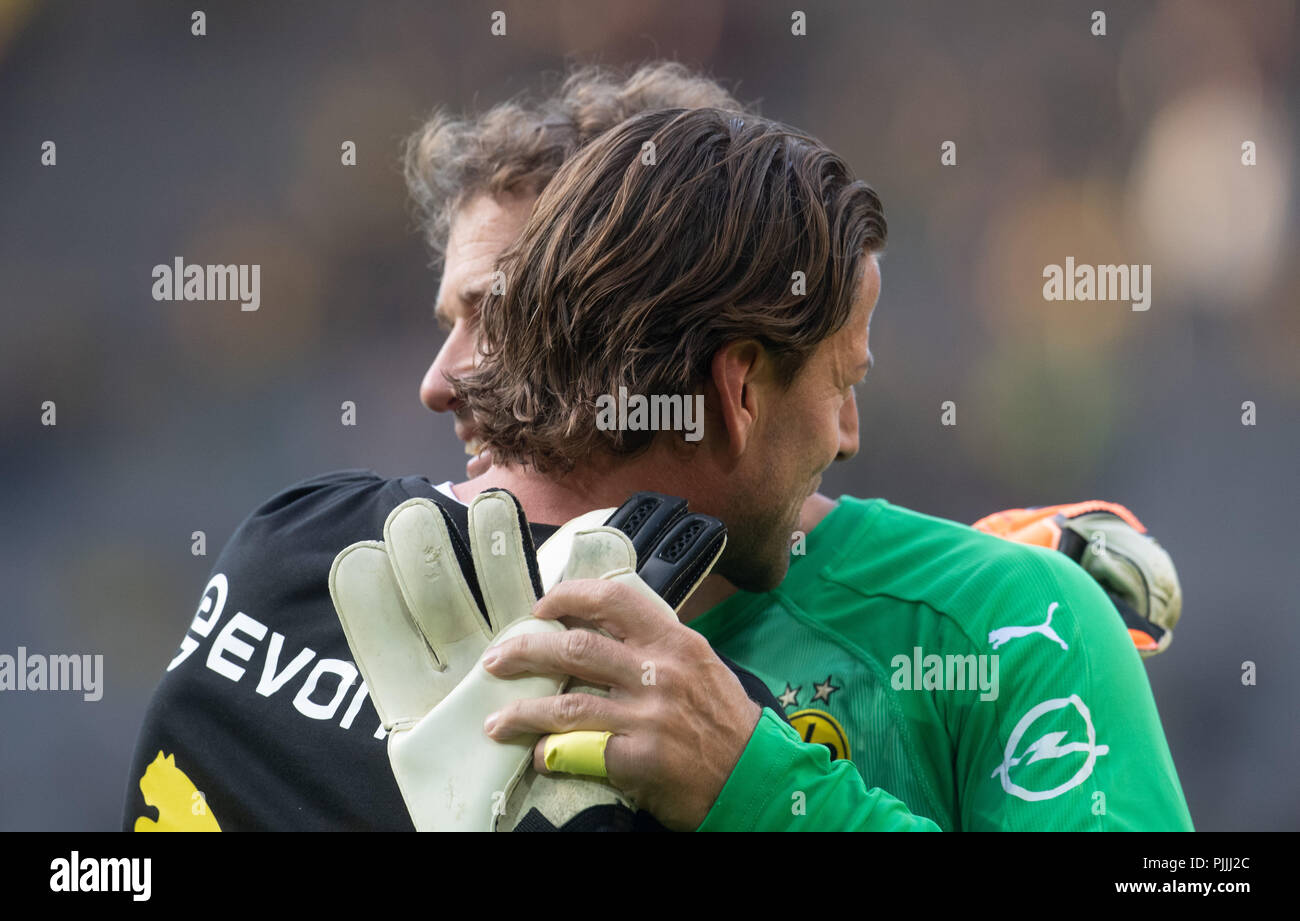 Dortmund, Deutschland. 07 Sep, 2018. Fussball: Abschiedsspiel für Roman WEIDENFELLER. Torhüter Roman WEIDENFELLER (vorne) und Jens Lehmann Umarmung vor dem Spiel. Quelle: Bernd Thissen/dpa/Alamy leben Nachrichten Stockfoto