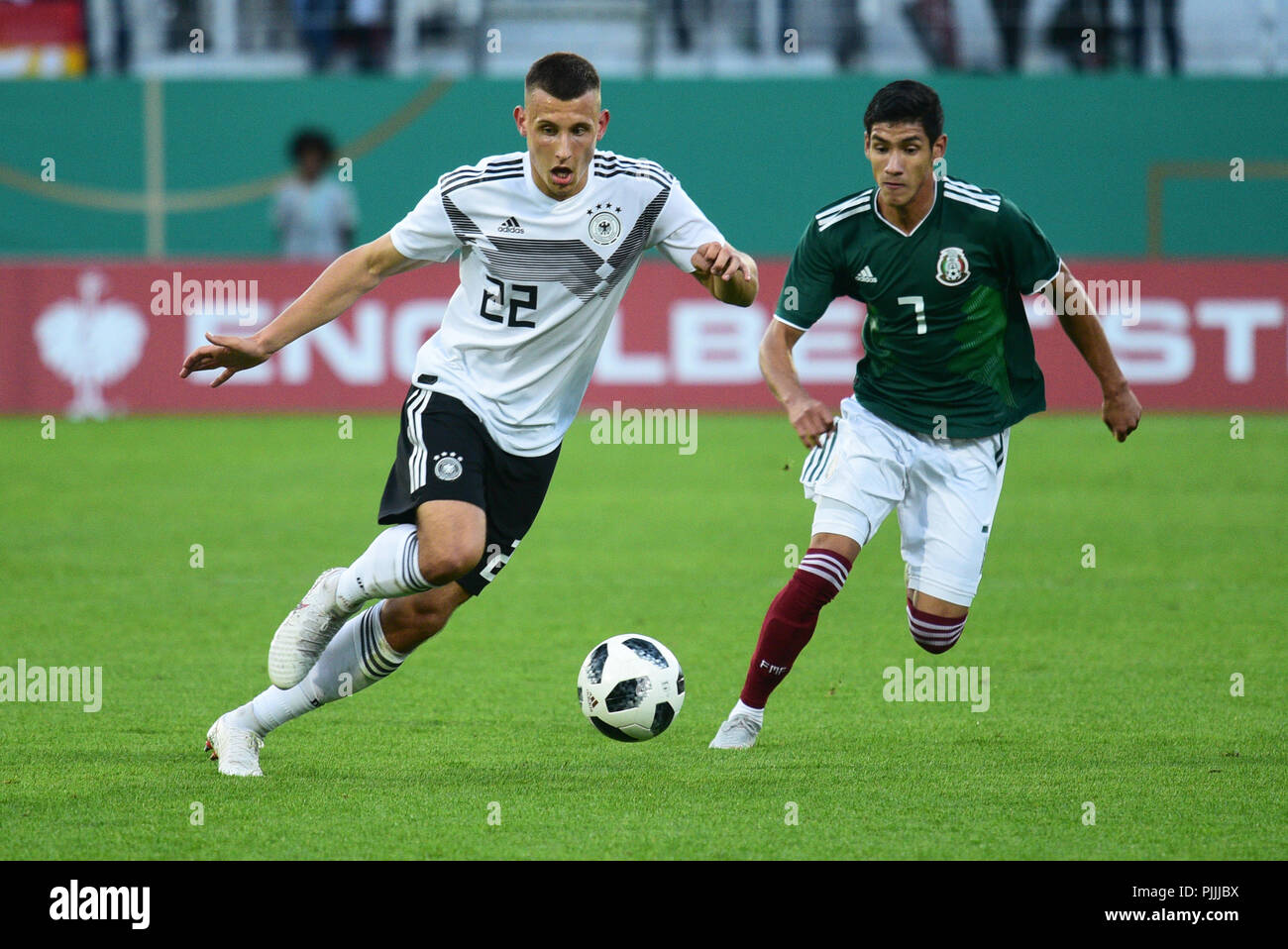 Fürth, Deutschland. 07 Sep, 2018. Fußball, U-21 Männer: Länderspiel Deutschland vs Mexiko im Sportpark Ronhof Thomas Sommer: Deutschlands Maximilian Eggestein (L) spielt den Ball Vergangenheit Mexikos Uriel Antuna. Credit: Nicolas Armer/dpa/Alamy leben Nachrichten Stockfoto