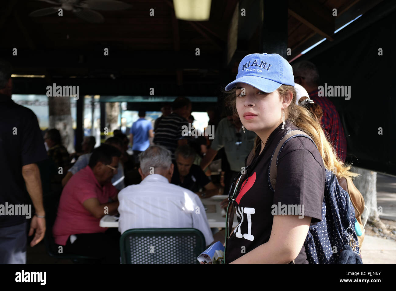 Miami, Florida, USA. 24 Feb, 2018. Eine junge weibliche Erwachsene, einem neuen Immigranten in die USA aus Kuba, wird im Little Havana Nachbarschaft in Miami Florida gesehen. Sie ist stolz darauf, in den Vereinigten Staaten zu sein und zeigt ihre Unterstützung durch das Tragen ihr Miami hat und ich liebe Miami t-shirt. Credit: Allison Abendessen/ZUMA Draht/Alamy leben Nachrichten Stockfoto