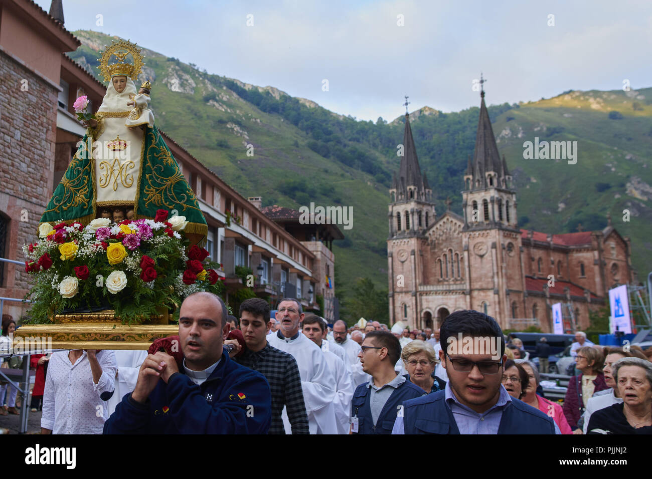 Cangas de Onis, Asturien, Spanien. 7. Sep 2018. Basilica de Santa Maria La Real de Covadonga ist eine katholische Kirche in Covadonga, Cangas de OnÃ-s, Asturien, Spanien entfernt, die als Basilika am 11. September 1901 ausgewiesen wurde. Der Tempel wurde von dem deutschen Architekten Roberto Frassinelli entworfen und zwischen 1877 und 1901 von Architekt Federico Aparici y Soriano gebaut. Es handelt sich um einen neuromanischen Kirche komplett aus rosa Kalkstein. Jungfrau von Covadonga ist durchgeführt. Credit: Jack Abuin/ZUMA Draht/Alamy leben Nachrichten Stockfoto