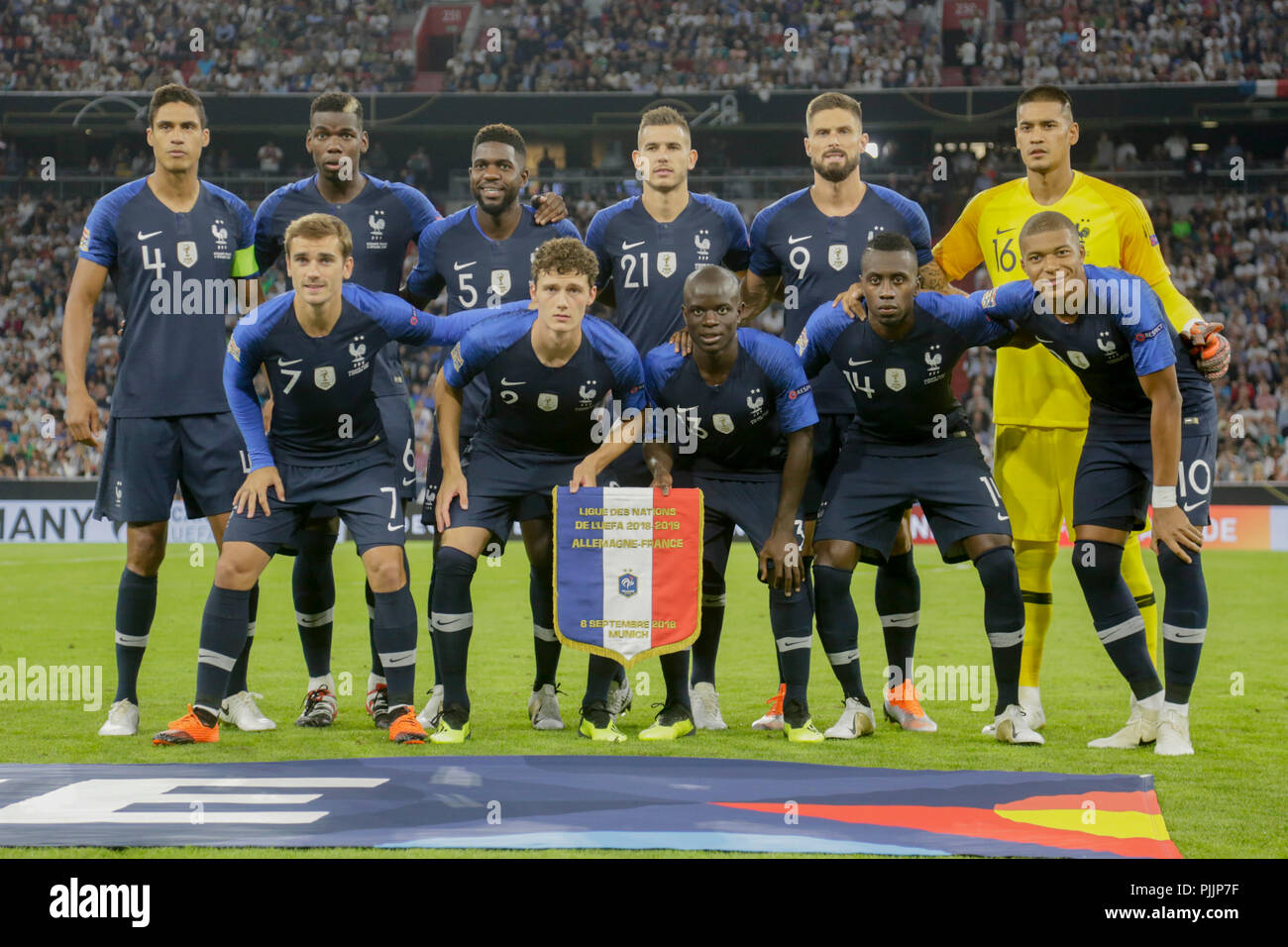 Frankreich - Manning Schuß am Anfang des Spiels mit Raphael VARANE (#4, FRA), Paul POGBA (#6, FRA), Samuel UMTITI (#5, FRA), Lucas HERNANDEZ (Nr. 21, FRA), Olivier GIROUD (Nr. 9, FRA) und Torwart Alphonse AEROLA (#16, FRA) (oben, (von links) und Fra 97, Benjamin PAVARD (#2, FRA), N'Aoloolo KANTE (Nr. 13, FRA), Blaise MATUDI (Nr. 14, FRA) und Kylian MBAPPE (Nr. 10, FRA) (unten (von links).) Fussball Laenderspiel, Deutschland (GER) - Frankreich (FRA) 0:0, UEFA Liga, Saison 2018/2019, am 06/09/2018 in Muenchen/ALLIANZARENA/Deutschland Anmerkung der Redaktion: DFB Vorschriften jede Verwendung von Fotografien verbieten ein Stockfoto