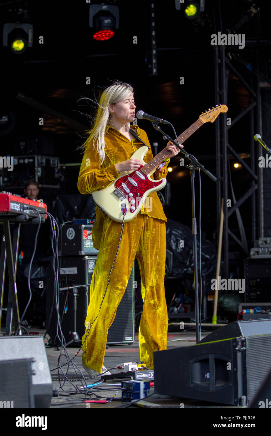 North Wales, UK. 7. September 2018. Festival Nr. 6 ist mehrfach preisgekrönte Musik, Kunst und Kultur Festival, dass alle Platz in der schönen Märchen Einstellung der Portmeirion, North Wales, der Heimat der Kult-TV-Show der Gefangene. Ein Publikumsrenner genießen das Wetter und das Festival im Festival Nummer 6, Portmeirion. Amber Arkaden Sänger Annelotte de Graaf am ersten Tag des Festivals die Nummer 6 Stockfoto