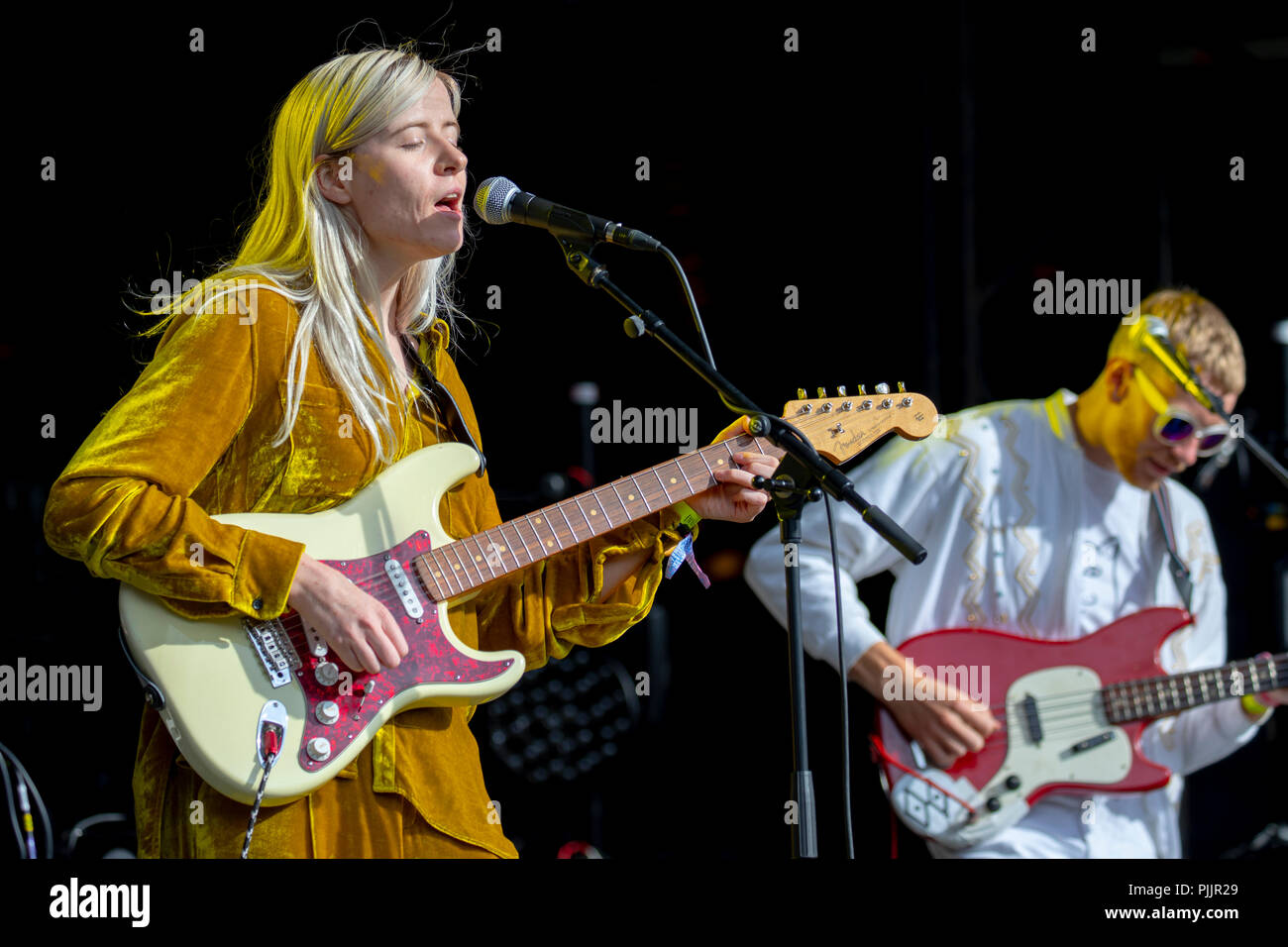 North Wales, UK. 7. September 2018. Festival Nr. 6 ist mehrfach preisgekrönte Musik, Kunst und Kultur Festival, dass alle Platz in der schönen Märchen Einstellung der Portmeirion, North Wales, der Heimat der Kult-TV-Show der Gefangene. Ein Publikumsrenner genießen das Wetter und das Festival im Festival Nummer 6, Portmeirion. Amber Arkaden Sänger Annelotte de Graaf am ersten Tag des Festivals die Nummer 6 Stockfoto