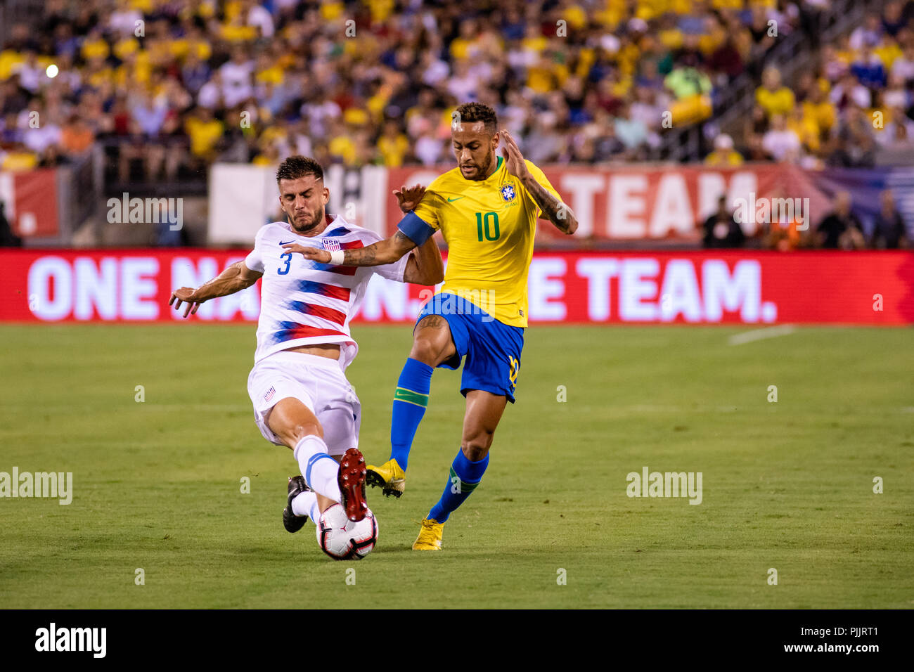 East Rutherford, NJ, USA. 7. September 2018. United States defender Matt Miazga (3) und Brasilien weiterleiten Neymar (10) Kampf um den Ball in der ersten Hälfte eines internationalen freundlich an Metlife Stadium. © Ben Nichols/Alamy Leben Nachrichten. Stockfoto