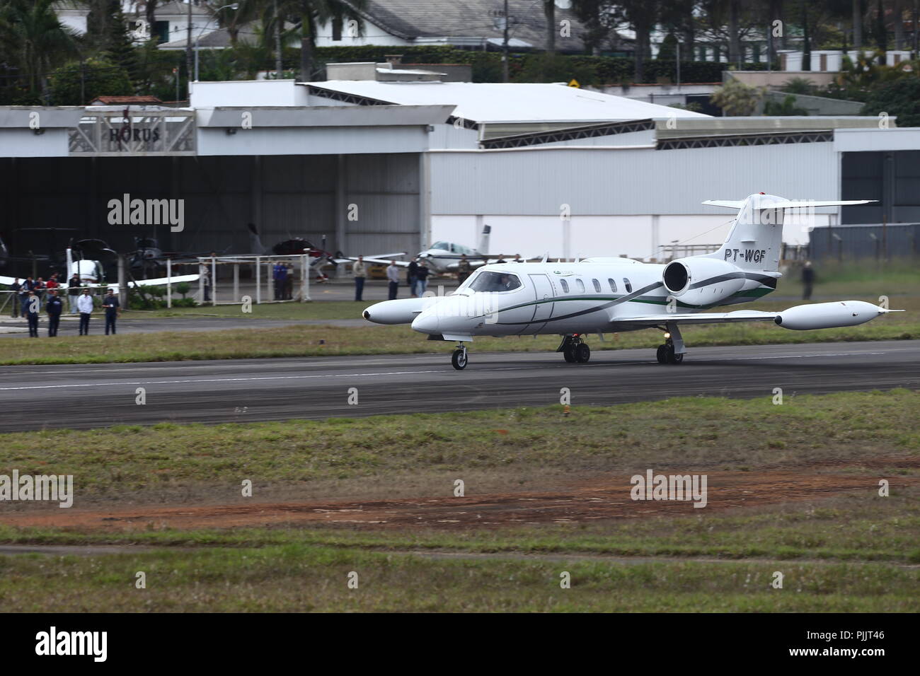 Minas Gerais, Brasilien. 7. Sep 2018. Das Flugzeug mit brasilianischen Präsidentschaftskandidat Jair Bolsonaro bereitet am Flughafen in Juiz de Fora, Minas Gerais, Brasilien, an Sept. 7, 2018. Brasilianische Präsidentschaftskandidat Jair Bolsonaro, die im Bauch bei einer Wahlkampfveranstaltung am Donnerstag erstochen wurde, war nach Sao Paulo für weitere medizinische Behandlung am Freitag geflogen, seine Familie sagte. Credit: Rahel Patrasso/Xinhua/Alamy leben Nachrichten Stockfoto