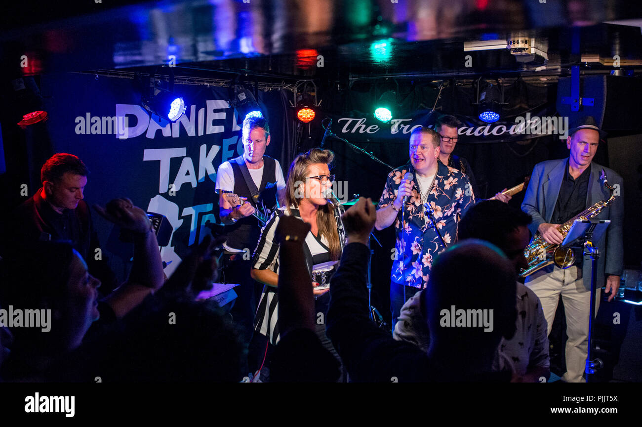 London, Großbritannien. 7. September 2018. Phänomen 80s band Daniel nimmt einen Zug, der einen Plattenvertrag 30 Jahre nach oben brechen, an der Troubadour in London live mit dem Publikum führen Sie tanzen um Sie erhielten. Credit: Ernesto Rogata/Alamy Leben Nachrichten. Stockfoto London, Großbritannien. 7. September 2018. Phänomen 80s band Daniel nimmt einen Zug, der einen Plattenvertrag 30 Jahre nach oben brechen, an der Troubadour in London live mit dem Publikum führen Sie tanzen um Sie erhielten. Credit: Ernesto Rogata/Alamy Leben Nachrichten. Stockfoto