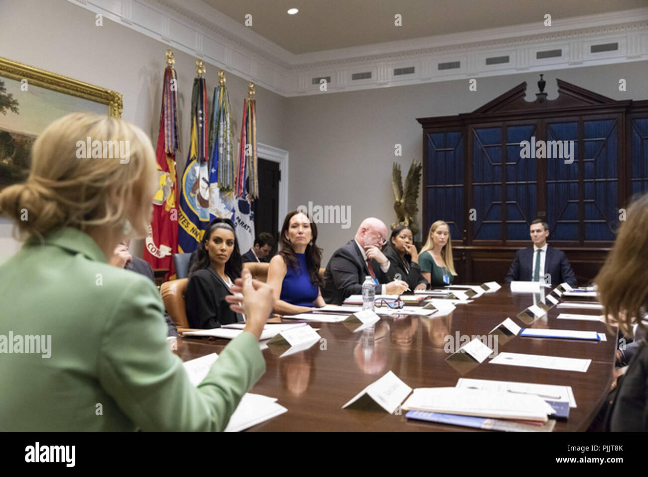 Berater des Präsidenten Ivanka Trump und Senior Berater des Präsidenten Jared Kushner in einer Listening Session über die gnadengesuche Prozess mit Kim Kardashian und andere Fürsprecher am Mittwoch, 5. September 2018 teil, in der Roosevelt Raum des Weißen Hauses. Personen: Präsident Donald Trump Stockfoto