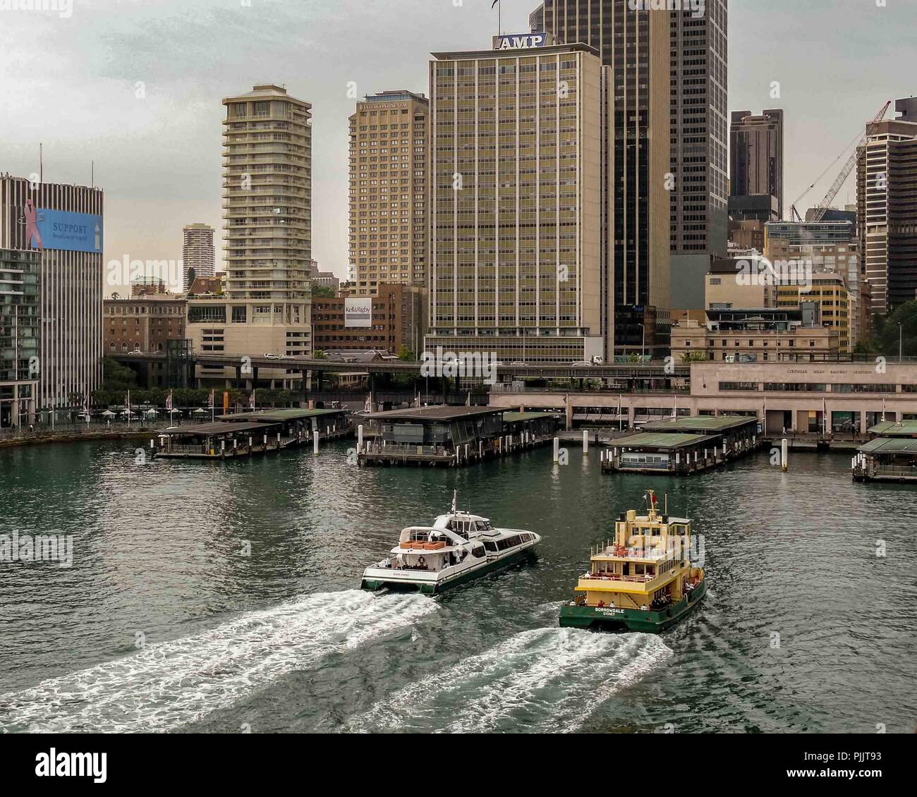 Sydney, New South Wales, Australien. 7. Nov 2008. Fähren Kopf für den Circular Quay Hafen Fähre Liegeplätzen in der Innenstadt von Sydney. Eine der größten Städte in Australien ist ein beliebtes Ziel der Touristen und Reisende Credit: Arnold Drapkin/ZUMA Draht/Alamy leben Nachrichten Stockfoto