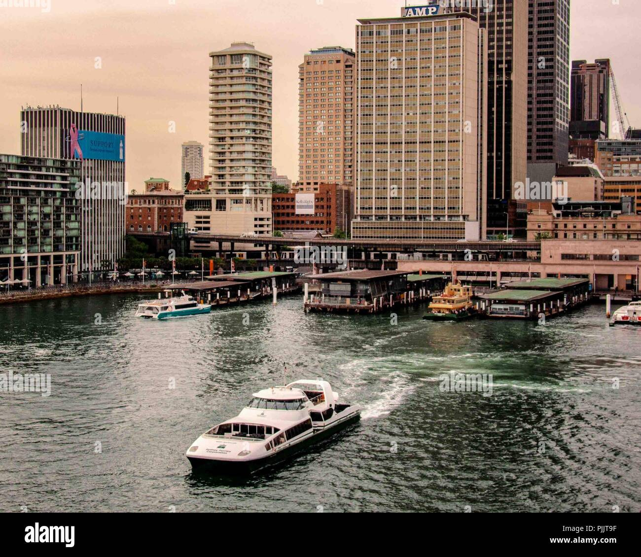 Sydney, New South Wales, Australien. 7. Nov 2008. Fähren Kopf für den Circular Quay Hafen Fähre Liegeplätzen in der Innenstadt von Sydney. Eine der größten Städte in Australien ist ein beliebtes Ziel der Touristen und Reisende Credit: Arnold Drapkin/ZUMA Draht/Alamy leben Nachrichten Stockfoto