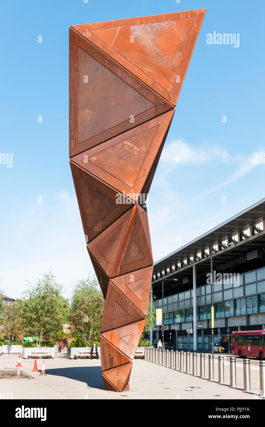 Paradigma von Conrad Shawcross, außerhalb der Francis Crick Institut, ist 14 m hoch und von verwitterten Stahl. Einer der größten Londoner öffentlichen Skulpturen. Stockfoto