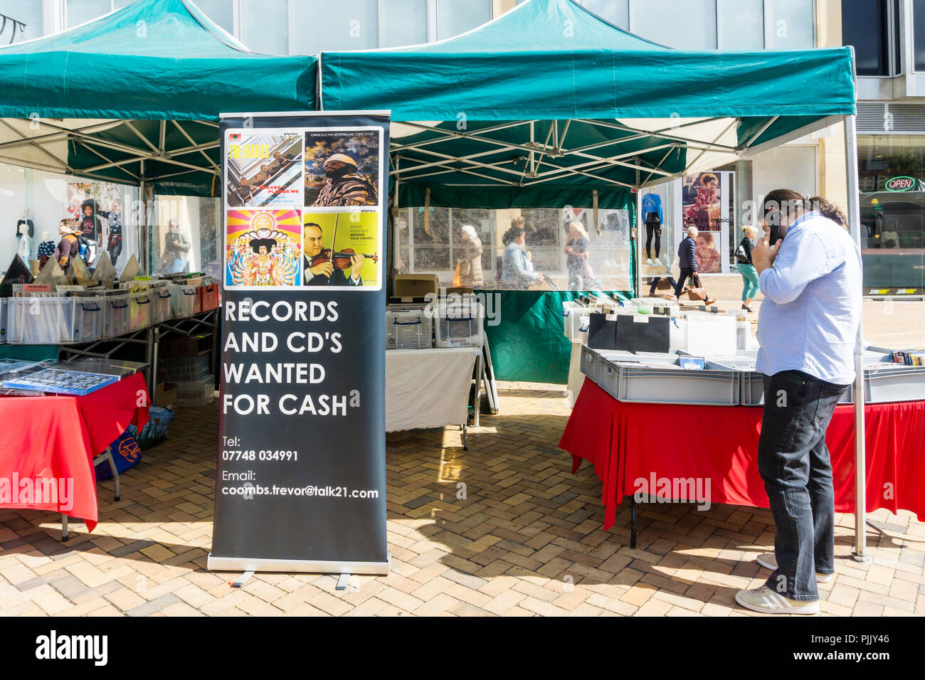 Ein Markt in Bromley High Street stall kauft und verkauft verwendet, Schallplatten und CDs. Stockfoto