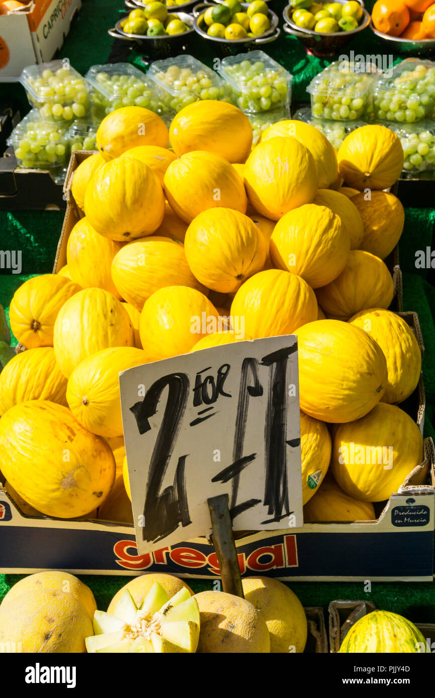 Melonen für Verkauf auf eine Frucht in Bromley High Street Stall. Stockfoto