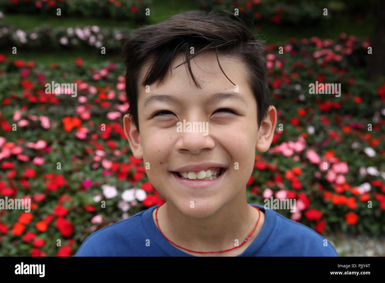 12 Jahre alter Junge Porträt Lächeln für die Kamera Stockfoto