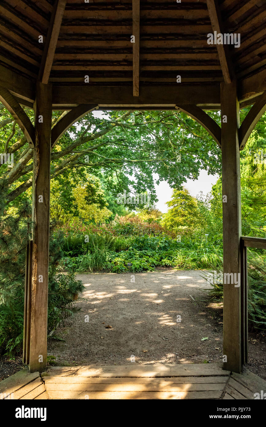 Auf der Suche von einem Garten Tierheim in RHS Hyde Hall Essex. Blick von einem Pavillon aus Holz. Stockfoto