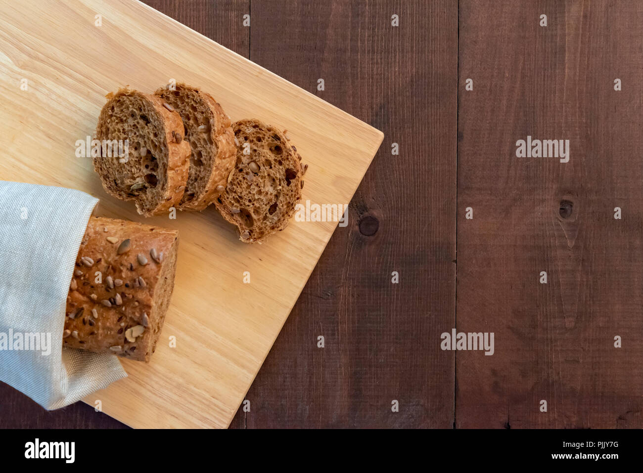In Scheiben geschnitten mit mehreren Ausgangspunkten baguette auf einem Brot. Stockfoto