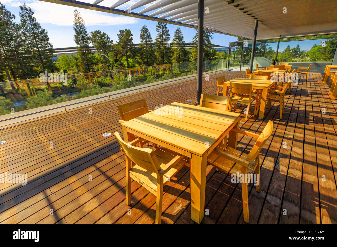 Cupertino, CA, Vereinigte Staaten - 12. August 2018: Dachterrasse von Apple Park Visitor Center mit Blick auf die neue futuristische Apple Hauptsitz mit Campus. Silicon Valley, South San Francisco Bay Area. Stockfoto