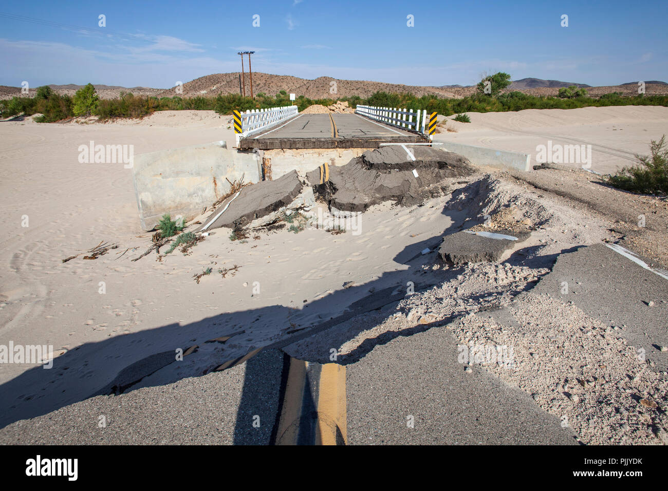 Flut beschädigt Autobahn Straße und Brücke in der Mojave Wüste in der Nähe von Barstow, Kalifornien geschlossen. Stockfoto