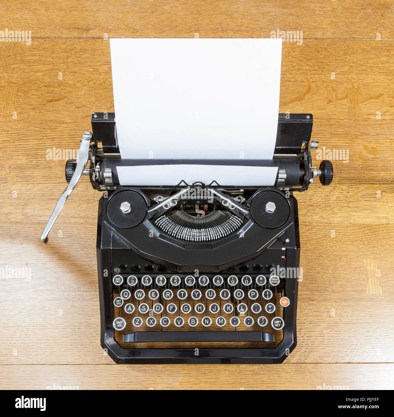 Vintage schwarz Schreibmaschine auf alten Eiche Tisch. Stockfoto