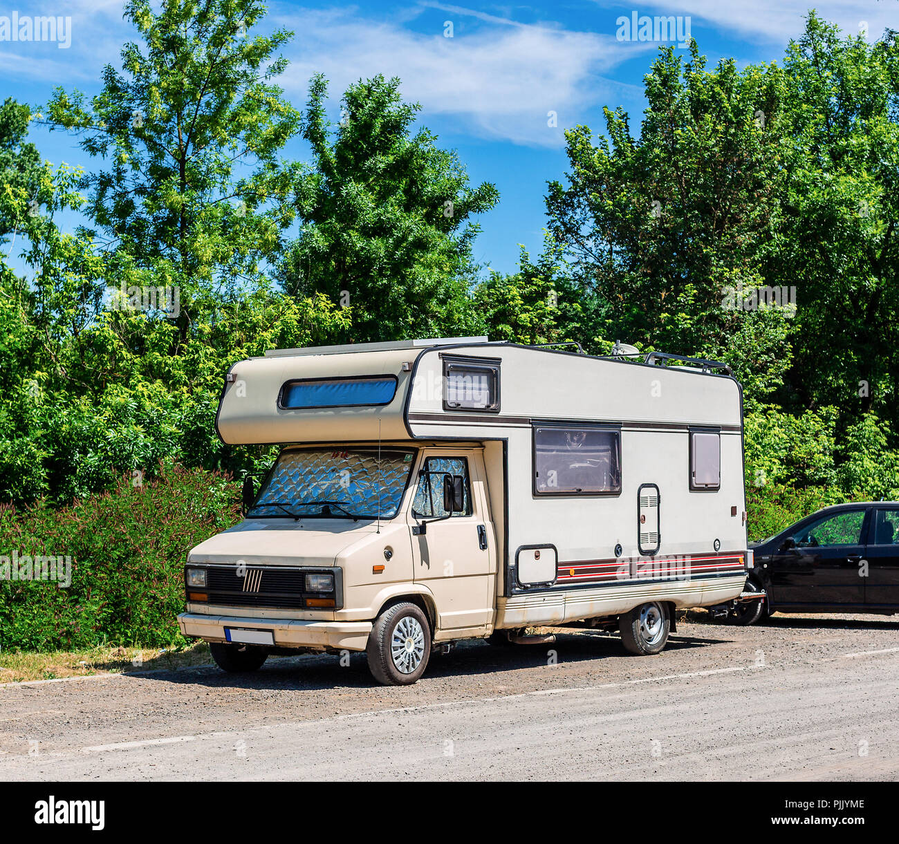 Alte Reisemobil geparkt am Straßenrand Stockfoto