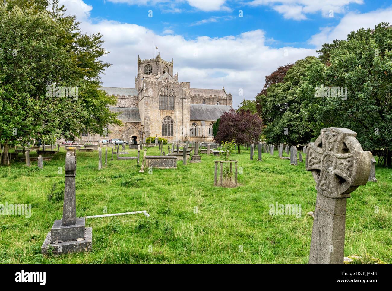Cartmel Priory Kirche und Friedhof, Cartmel, Cumbria, England, Großbritannien Stockfoto