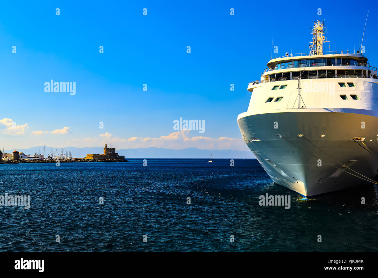 Ein großes weißes Schiff steht an der Pier in der touristischen Hafen. Rhodos, Griechenland - ein schöner Ort für Ausflüge, Reisen, Erholung Stockfoto