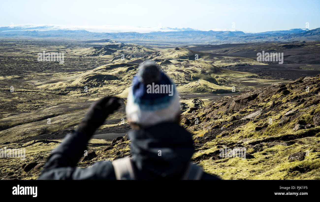 Ein Wanderer in einem Vulkankrater Zeile in der vulkanischen Landschaft Laki auf Island Stockfoto