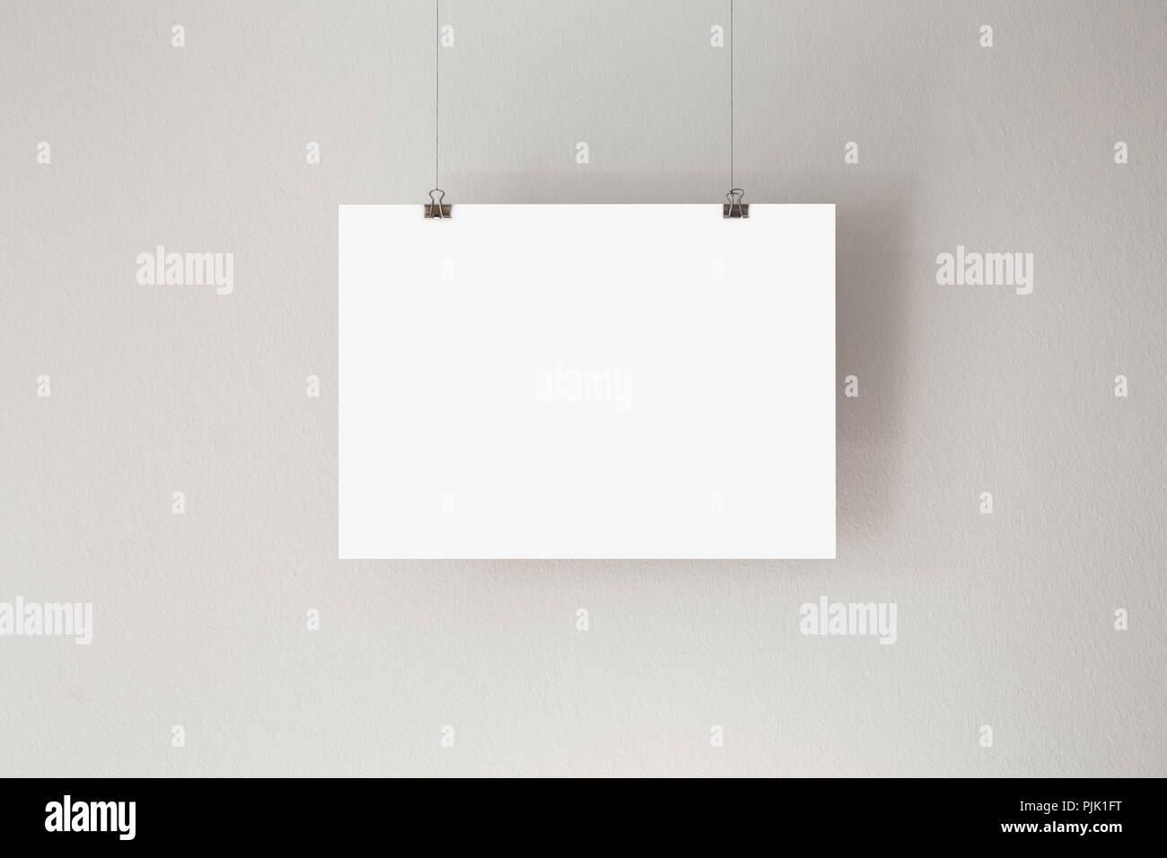 Ein leeres Blatt Papier mit freien Raum, von der Decke hängenden Stockfoto