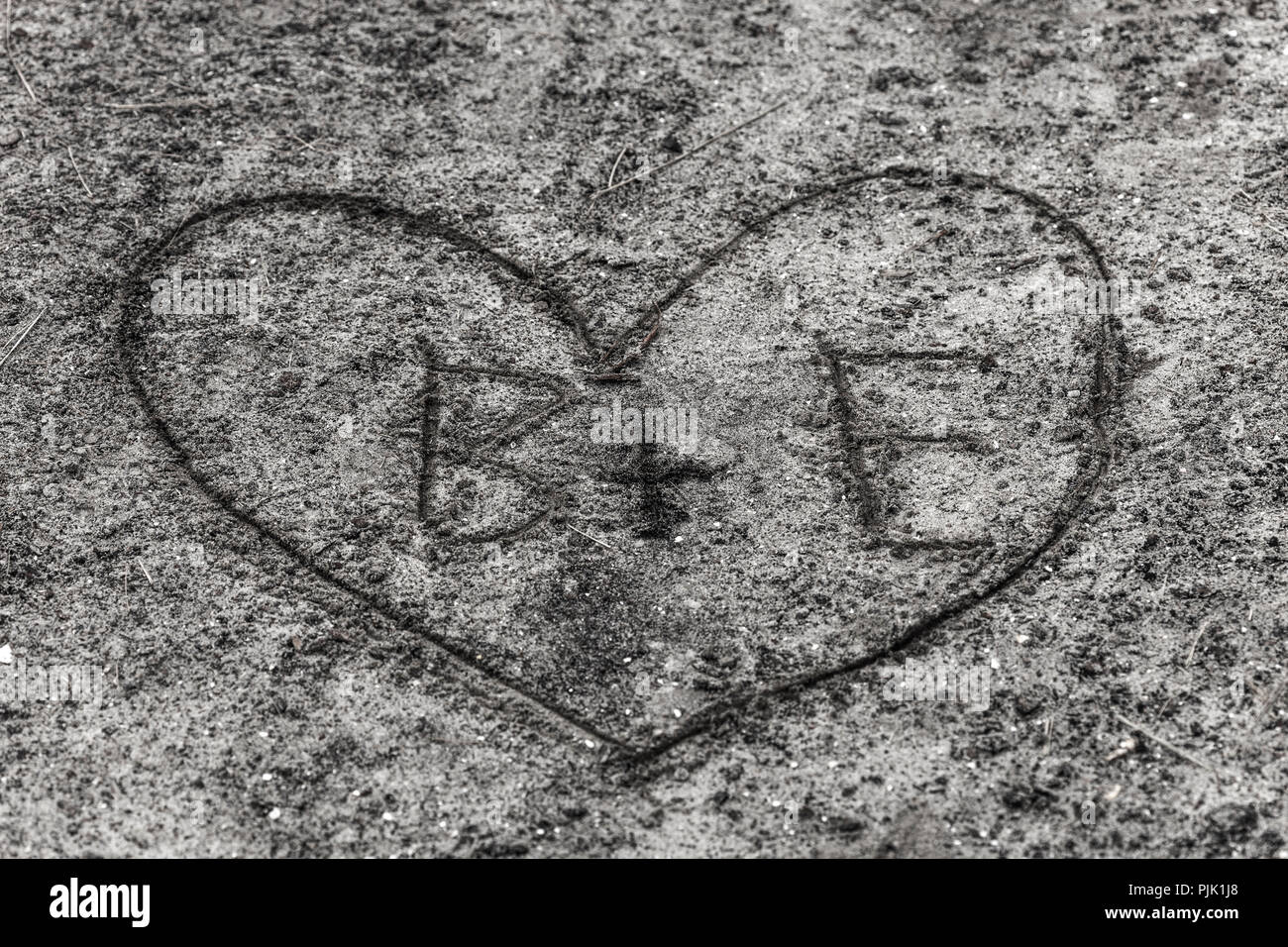 Herzen in den Sand, die mit den Buchstaben "B+E" Stockfoto