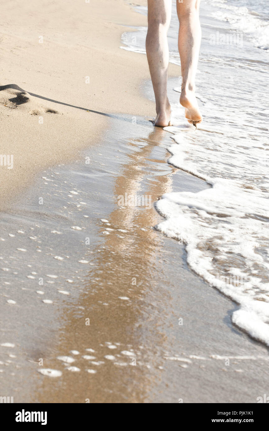 Männer die Beine am Sandstrand Stockfoto