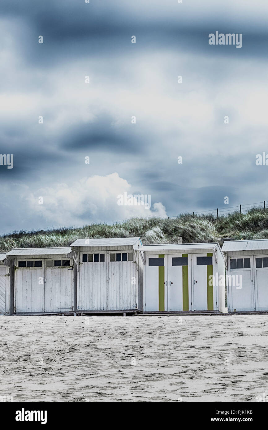 Weißen Strand Hütten vor Dünen Stockfoto
