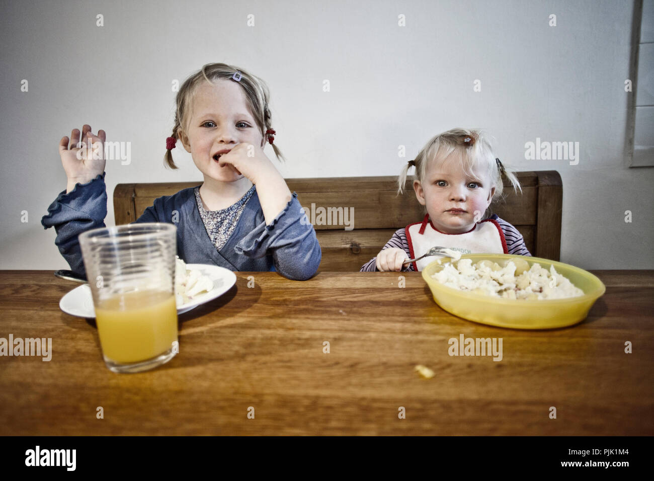 Zwei Mädchen beim Mittagessen in hölzernen Tisch Stockfoto