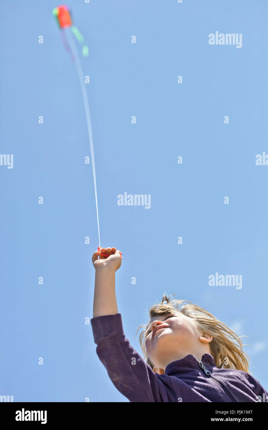 Mädchen ist Flying Kite Stockfoto