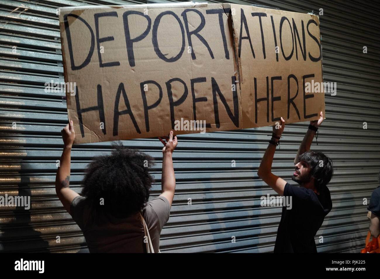NEW YORK - Demonstranten Bühne außerhalb der Bundesrepublik Gebäude auf 201 Varick Street eine Trennung der Familie Programm Präsident Donald Trump und Aktionen von Einwanderungs- und Zollbehörden als Teil der "Demonstrationen besetzen ICE', um das Land zu protestieren. Stockfoto