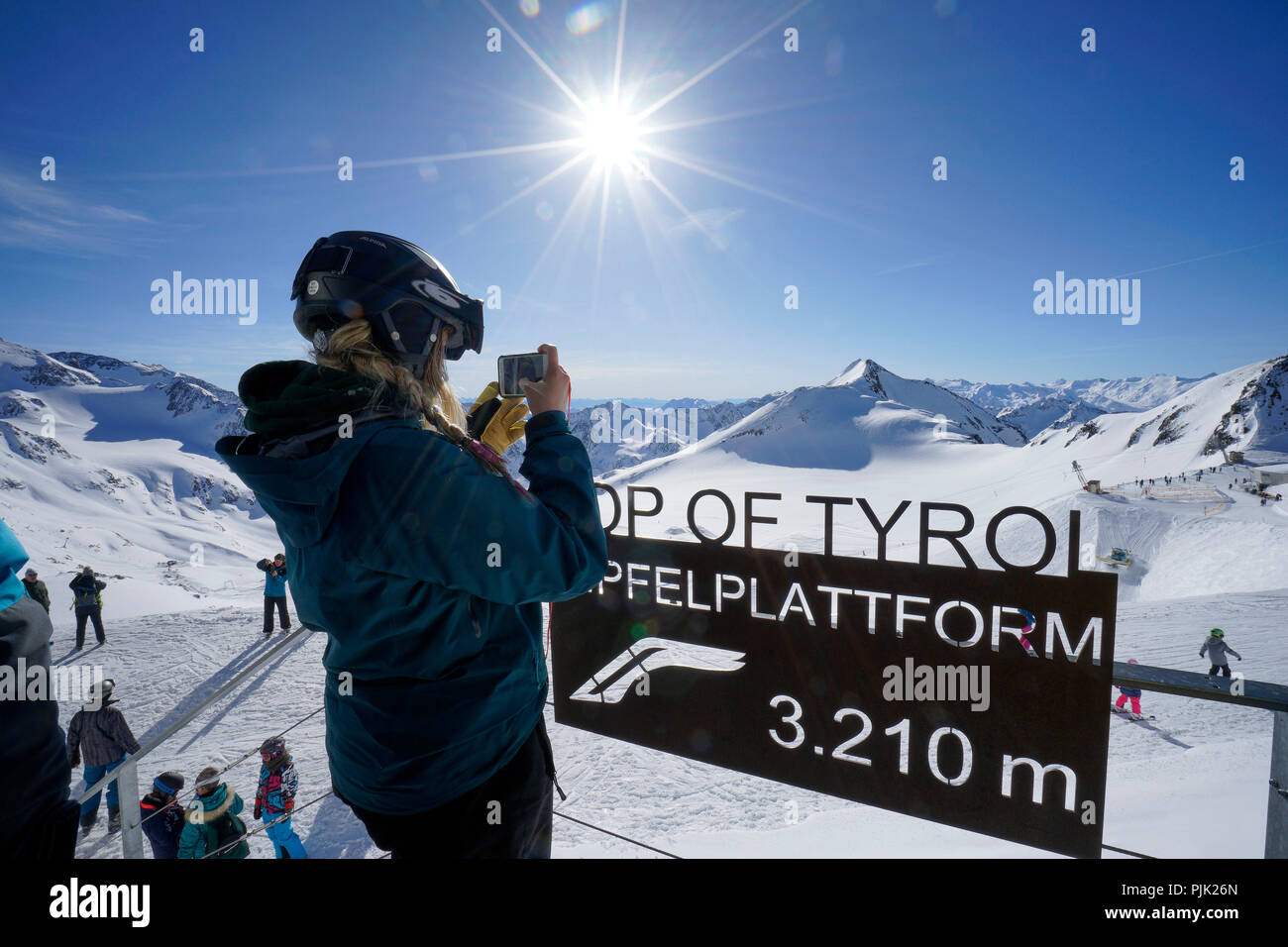 Österreich, Tirol, Stubaital, Neustift, Stubaier Gletscher, Gipfel Plattform Top Tirol, 3210 m, Mädchen mit Smartphone fotografiert, Sonne Stockfoto