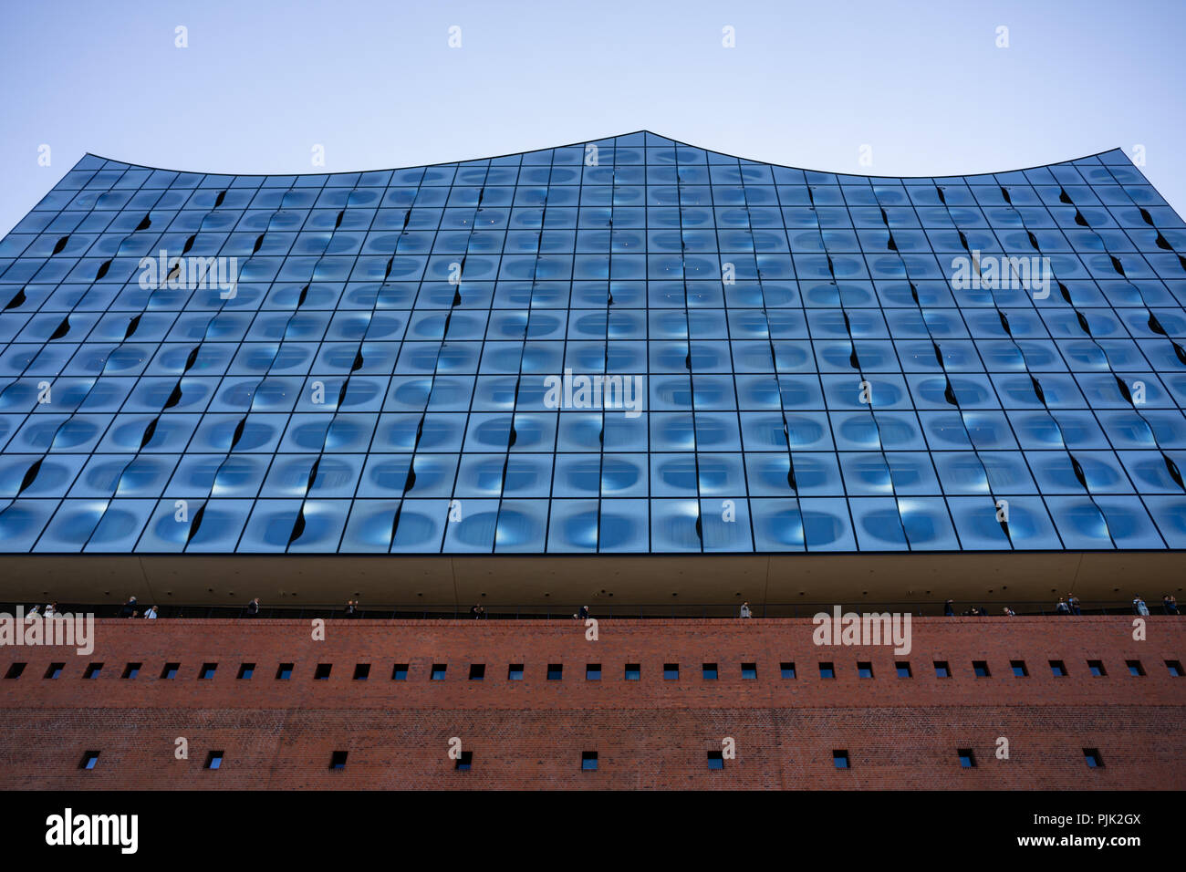 Hamburg, Deutschland - Mai 07, 2018: Blick von unten an der Fassade der Elbphilharmonie mit mehreren Personen an der Aussichtsplattform in Hamburg, Deutschland. Stockfoto