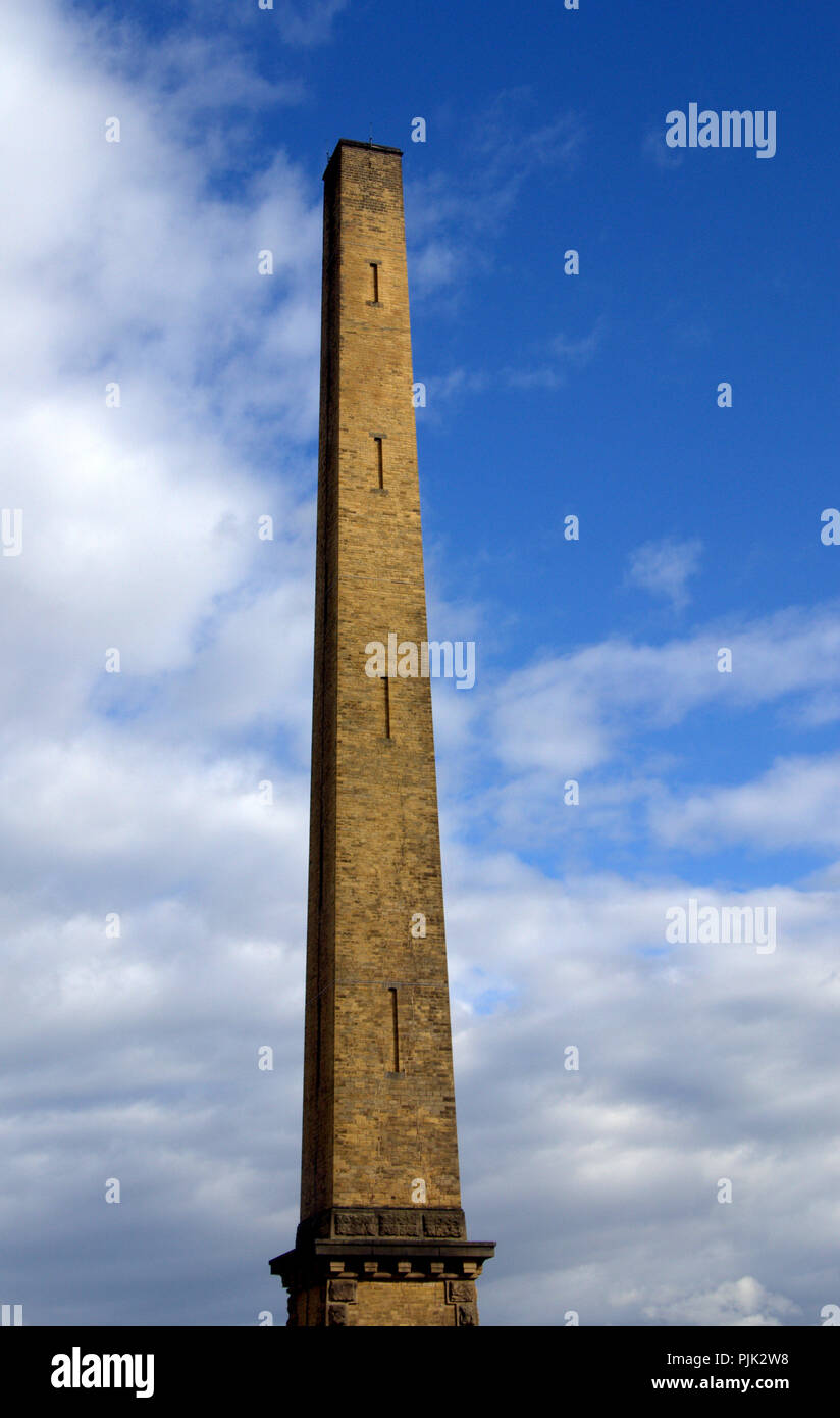 Hoher Schornstein bei Salts Mill Saltaire Yorkshire, Großbritannien. Stockfoto