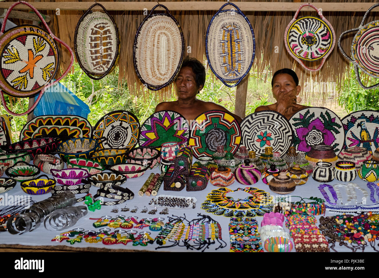 Chagres River National Park, Panama - 22. April 2018: Die Einheimischen Embera Leute verkaufen authentisches Handwerk für Touristen Stockfoto