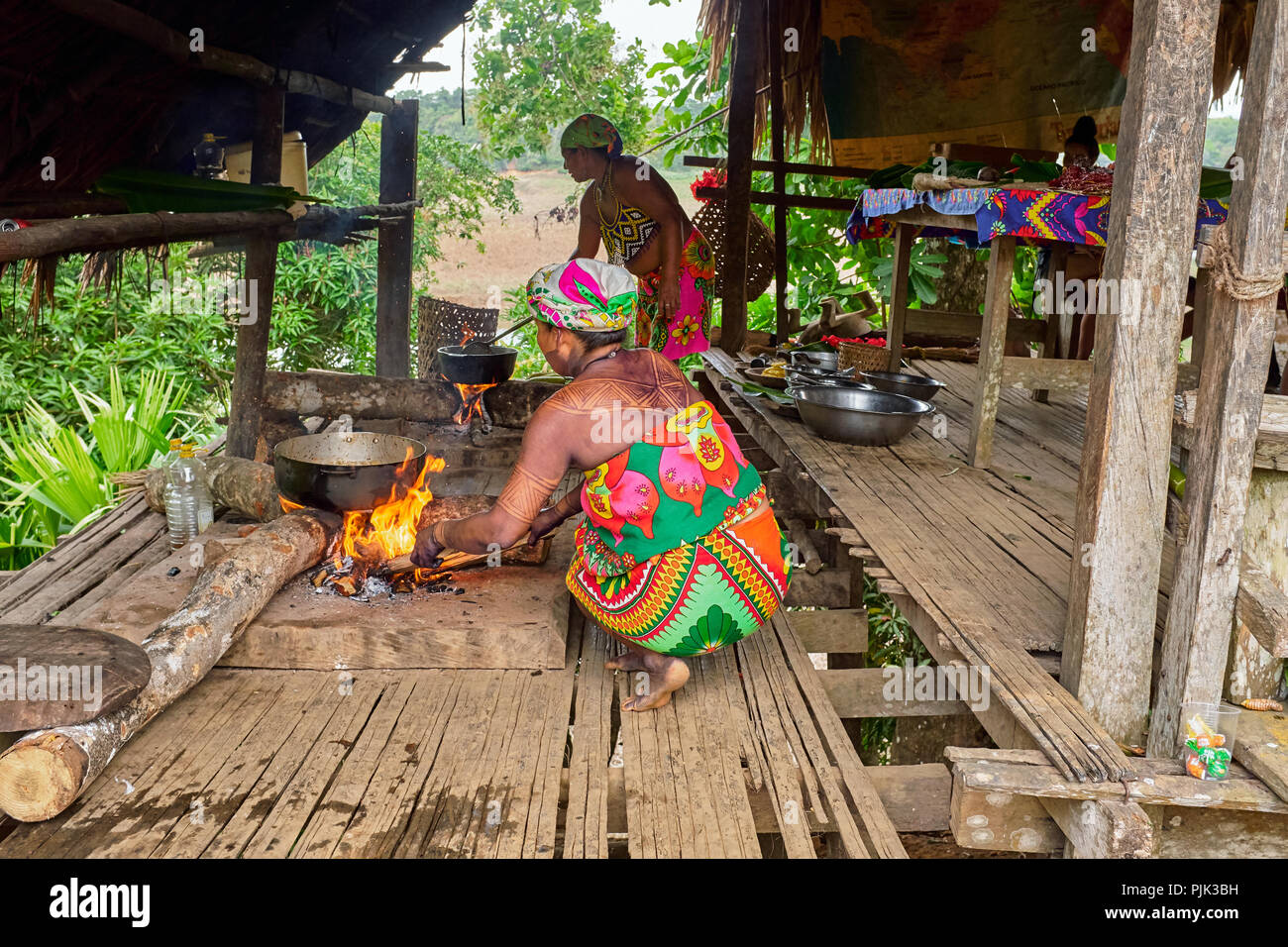Chagres River National Park, Panama - 22. April 2018: Die Einheimischen Embera Frauen kochen Mittagessen rund um das Feuer Stockfoto