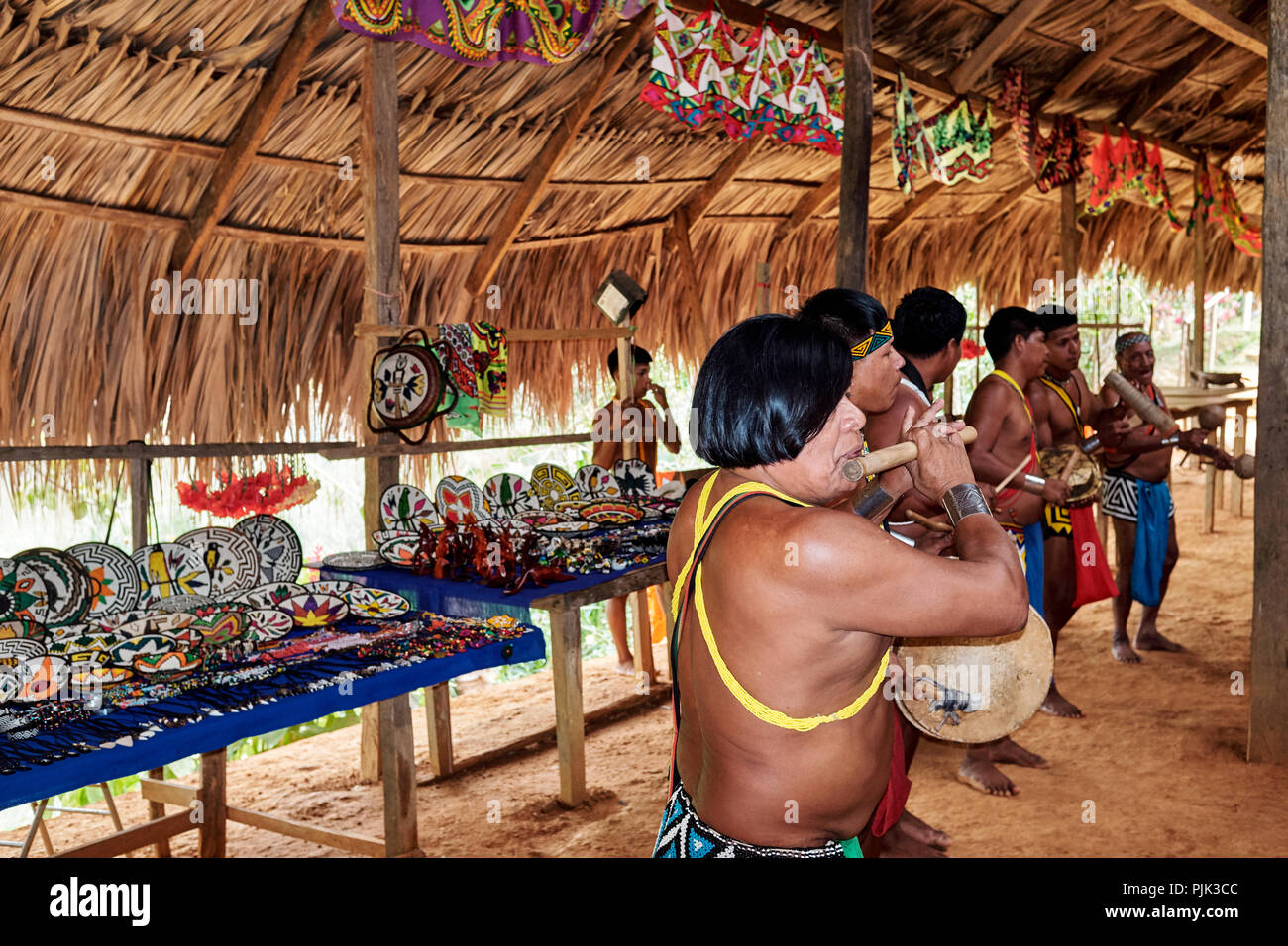 Chagres River National Park, Panama - 22. April 2018: Die Einheimischen Embera Menschen Durchführung authentische Musik und Tänze für die besuchenden Touristen Stockfoto