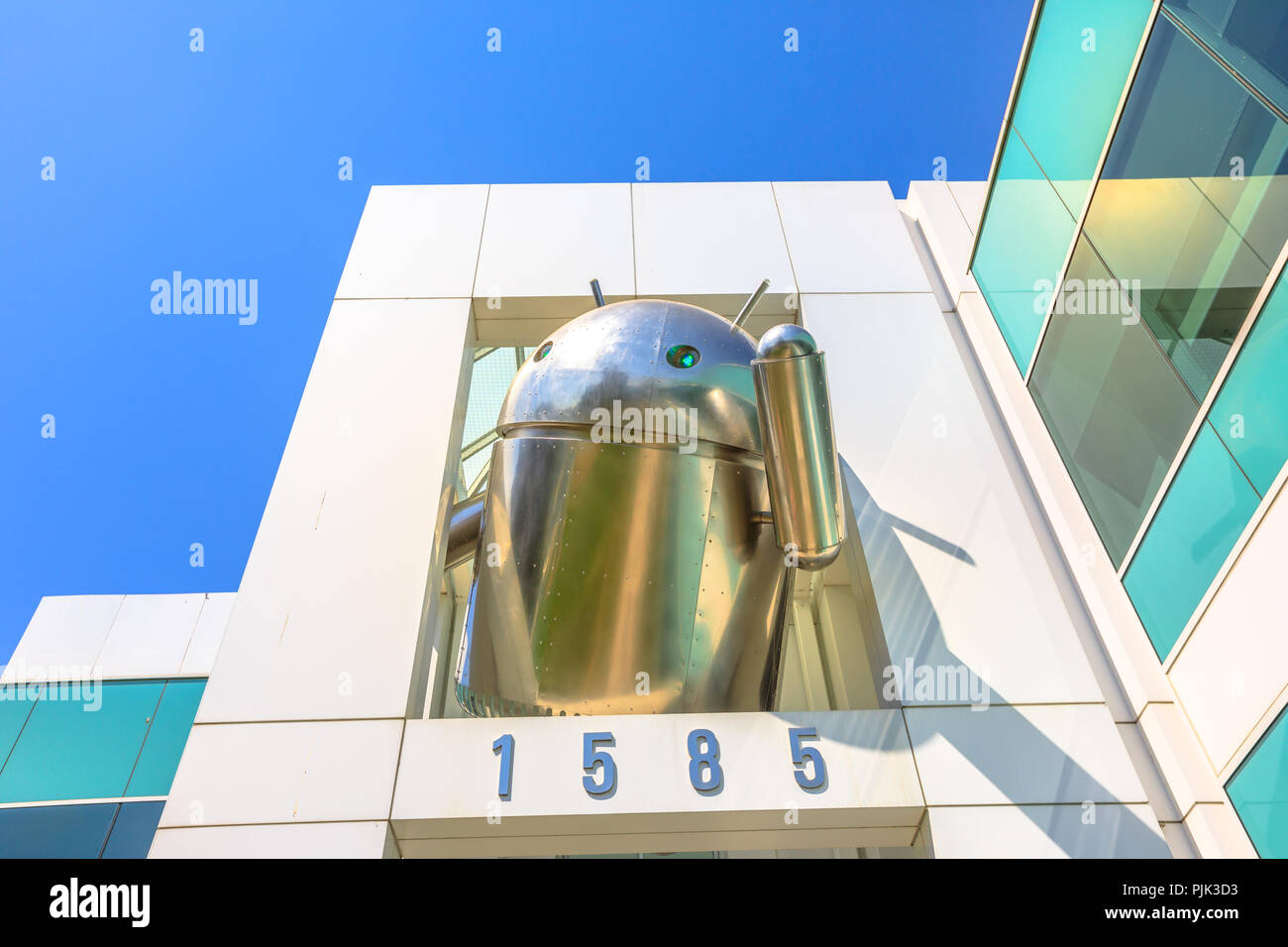 Mountain View, Kalifornien, USA - 13. August 2018: Nahaufnahme von Android Statue Symbol oben auf der Konzernzentrale ist ein Google auf Charleston Campus, Silicon Valley in der Nähe von Googleplex. Stockfoto