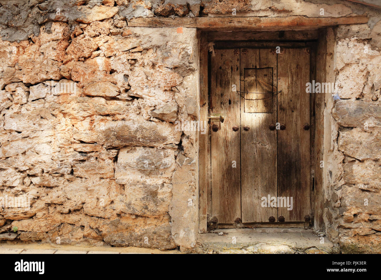 Haus im Dorf mit alten hölzernen Tür Stockfoto