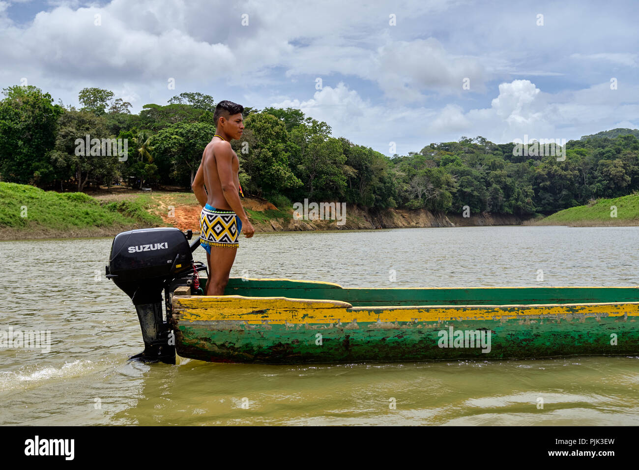 Chagres River National Park, Panama - 22. April 2018: Die Einheimischen Embera mann Lenkung ein Einbaum auf dem Fluss Stockfoto