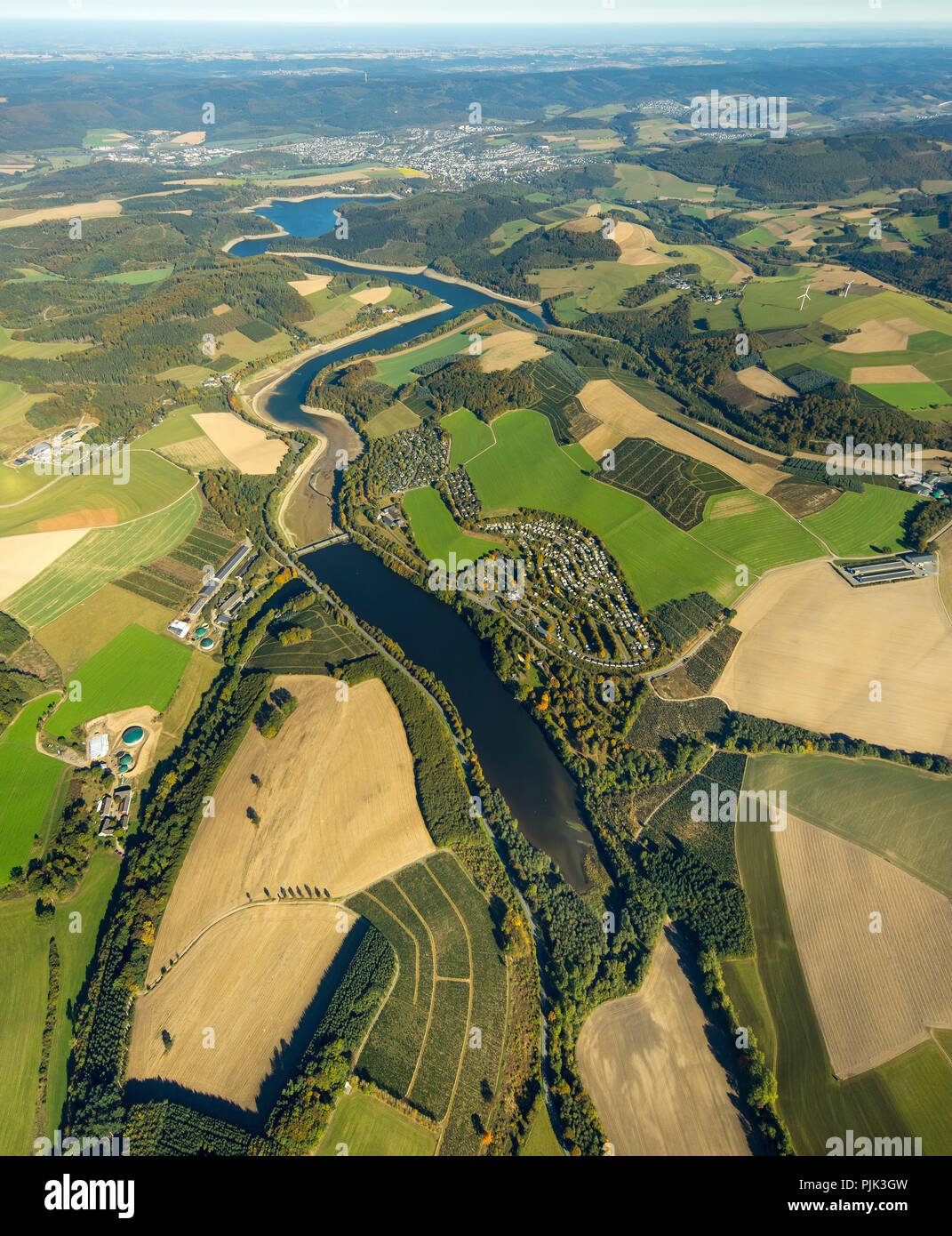 Luftaufnahme, Holiday Village Knaus Camping, Überblick über den Hennesee, Hennesee, wenig Wasser, kein Wasser, Meschede (Sauerland), Sauerland, Nordrhein-Westfalen, Deutschland Stockfoto